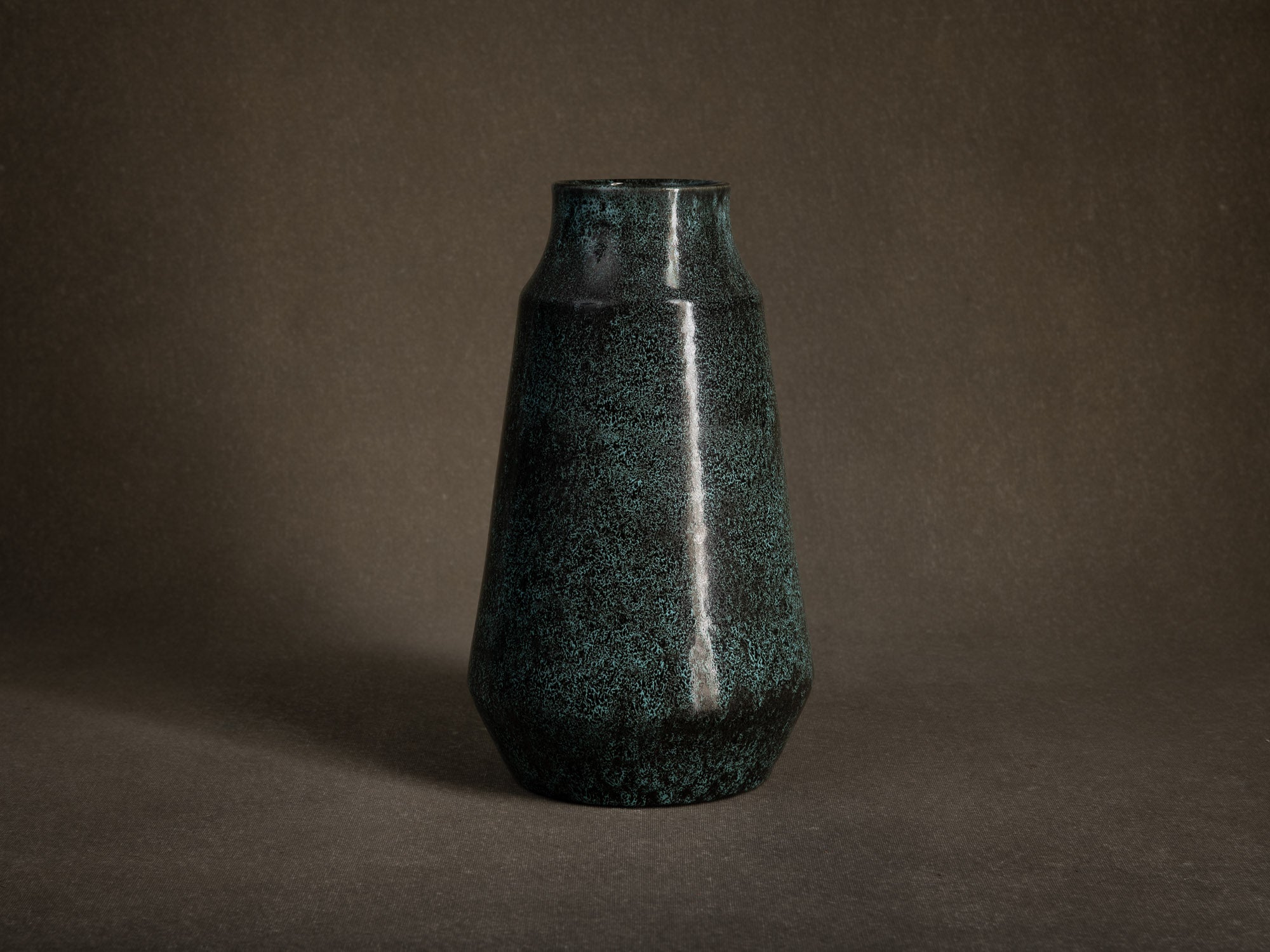 Vase tronconique des Potiers d'Accolay, France (vers 1955)..Important vase by les Potiers d'Accolay, France (ca 1955)