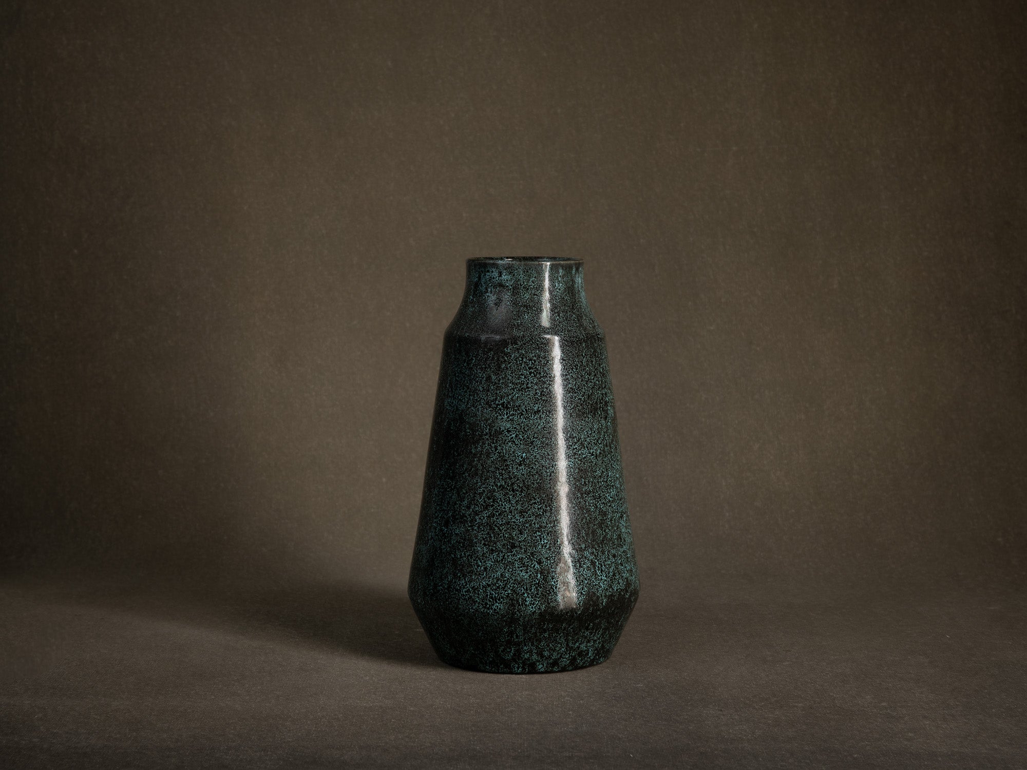 Vase tronconique des Potiers d'Accolay, France (vers 1955)..Important vase by les Potiers d'Accolay, France (ca 1955)