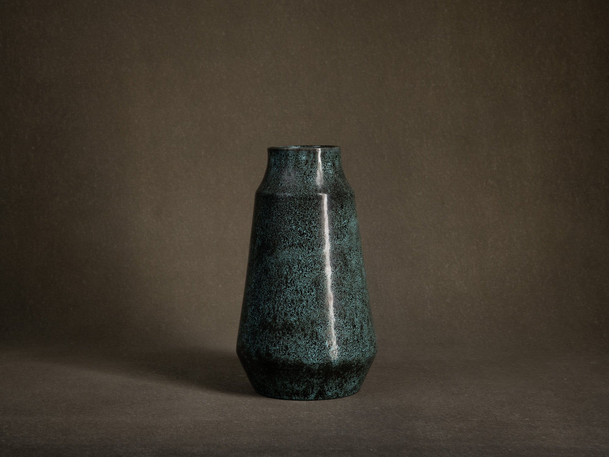 Vase tronconique des Potiers d'Accolay, France (vers 1955)..Important vase by les Potiers d'Accolay, France (ca 1955)