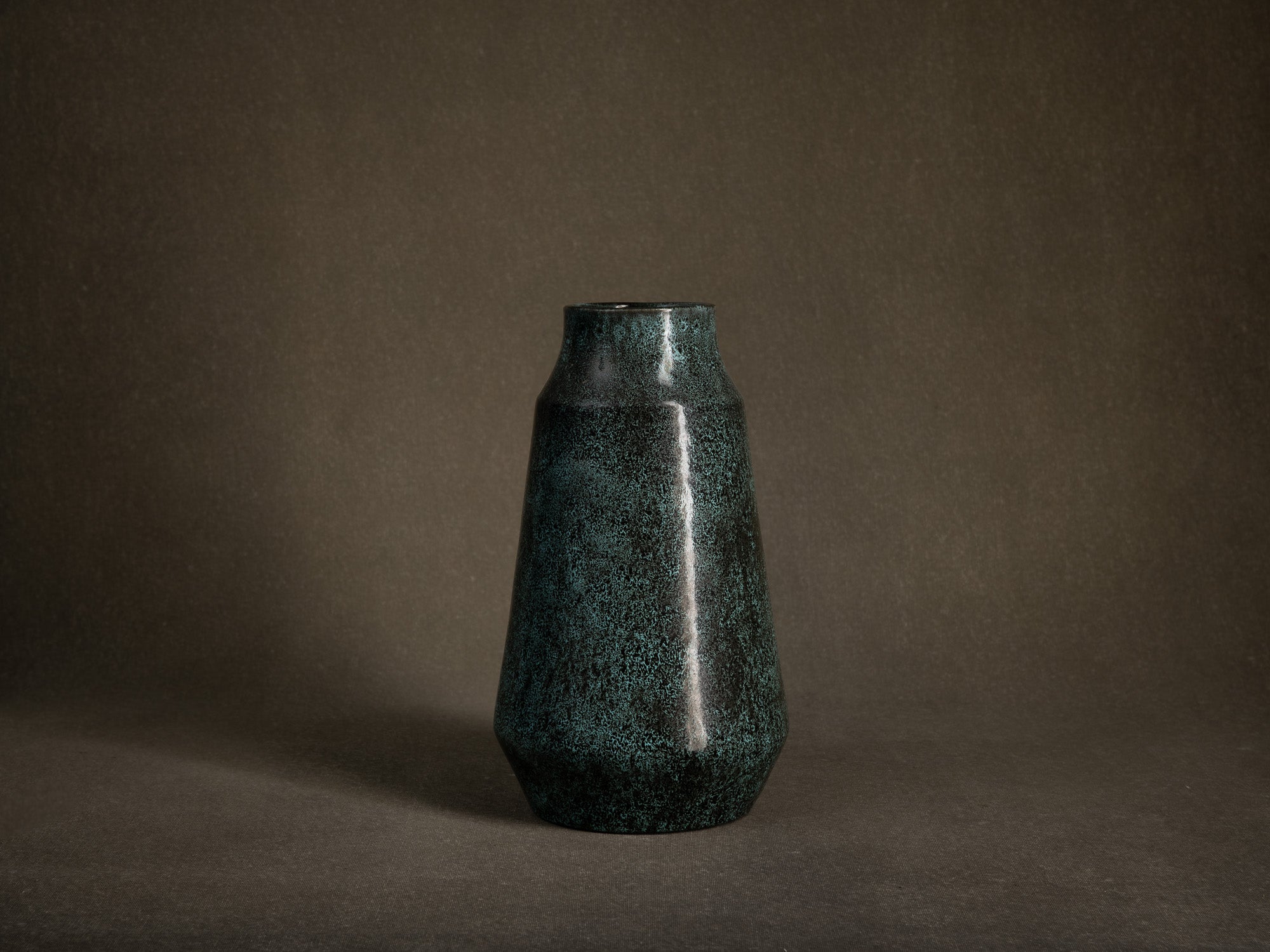 Vase tronconique des Potiers d'Accolay, France (vers 1955)..Important vase by les Potiers d'Accolay, France (ca 1955)