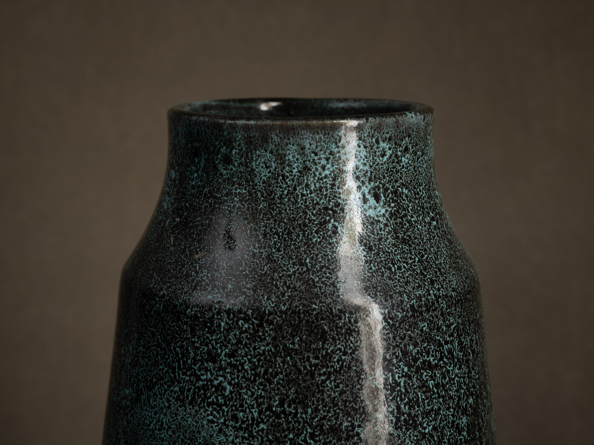 Vase tronconique des Potiers d'Accolay, France (vers 1955)..Important vase by les Potiers d'Accolay, France (ca 1955)