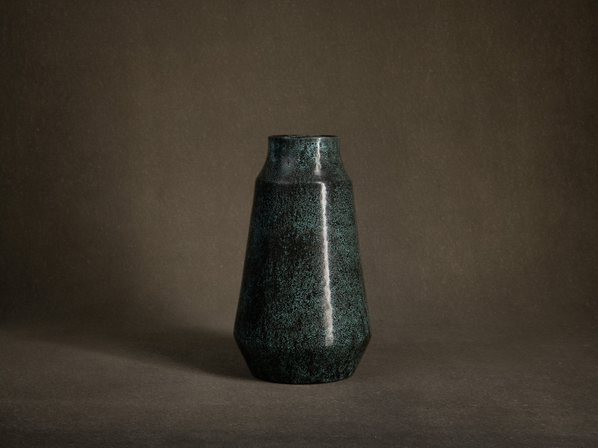 Vase tronconique des Potiers d'Accolay, France (vers 1955)..Important vase by les Potiers d'Accolay, France (ca 1955)