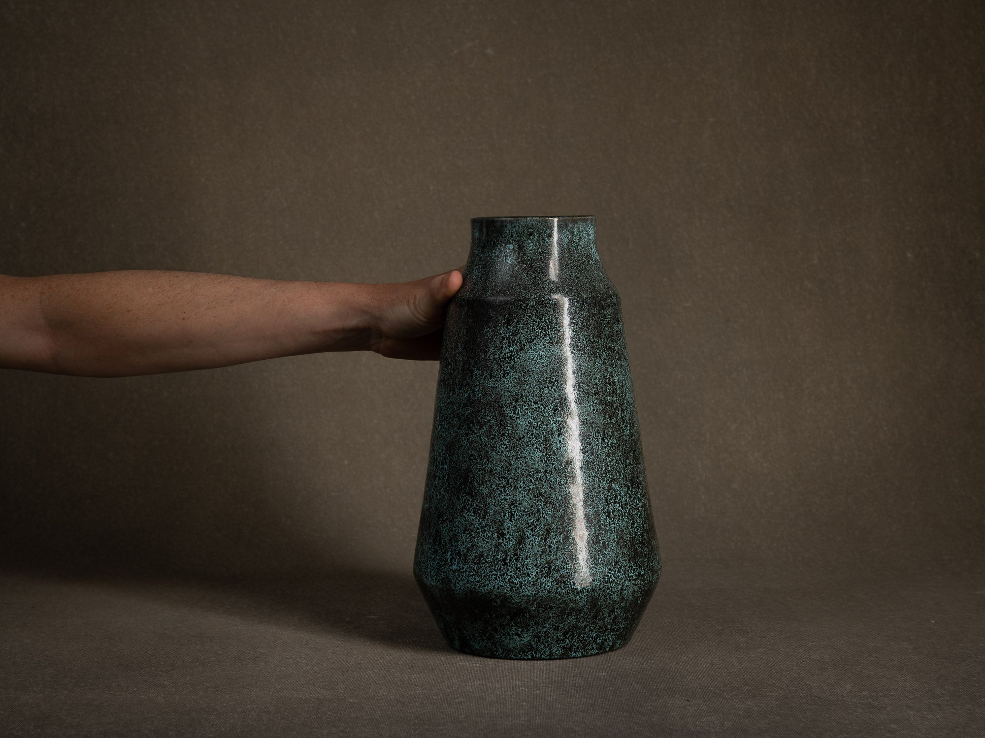 Vase tronconique des Potiers d'Accolay, France (vers 1955)..Important vase by les Potiers d'Accolay, France (ca 1955)