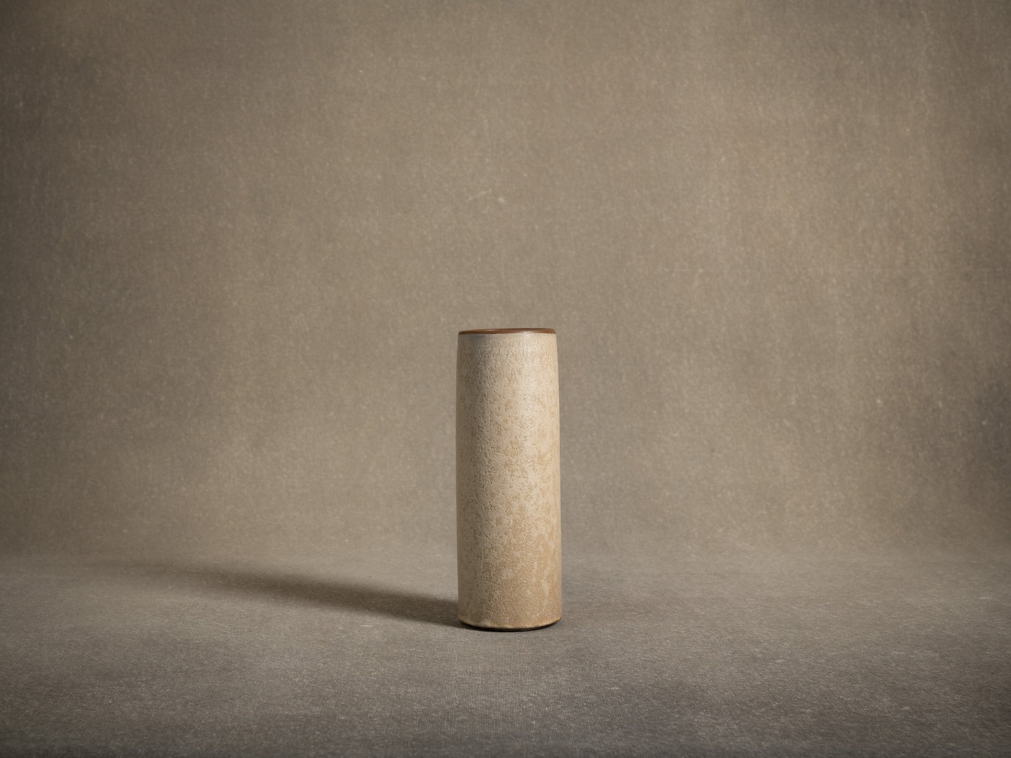 Vase rouleau en grès de Paul Badié, France (Vers 1975)..Cylindrical stoneware vase by Paul Badié, France (Circa 1975)