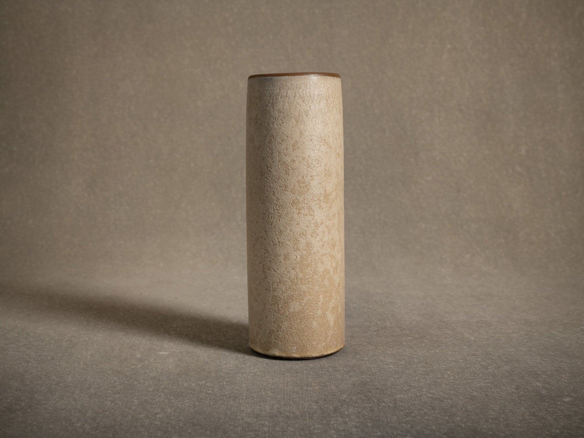 Vase rouleau en grès de Paul Badié, France (Vers 1975)..Cylindrical stoneware vase by Paul Badié, France (Circa 1975)