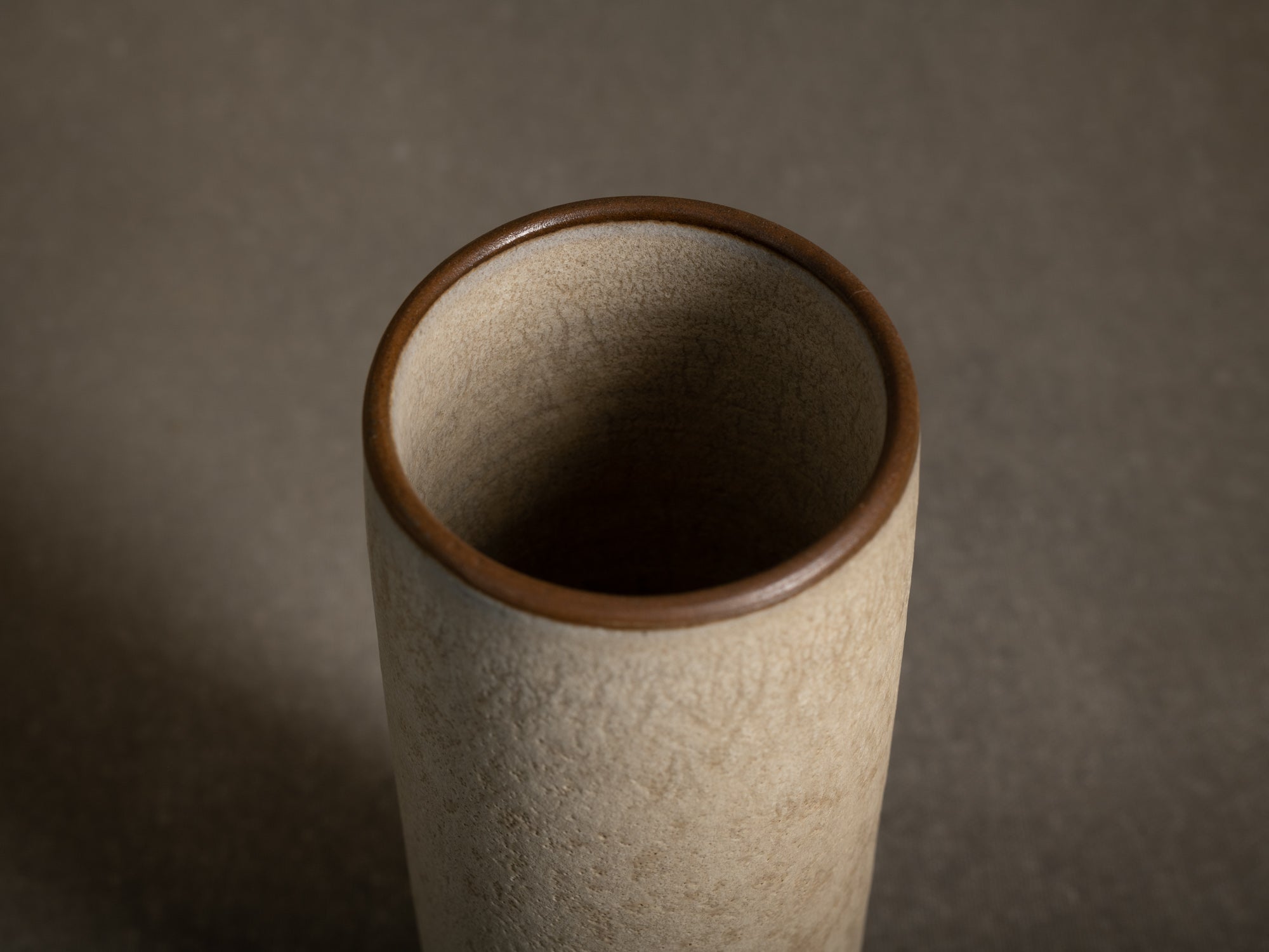 Vase rouleau en grès de Paul Badié, France (Vers 1975)..Cylindrical stoneware vase by Paul Badié, France (Circa 1975)