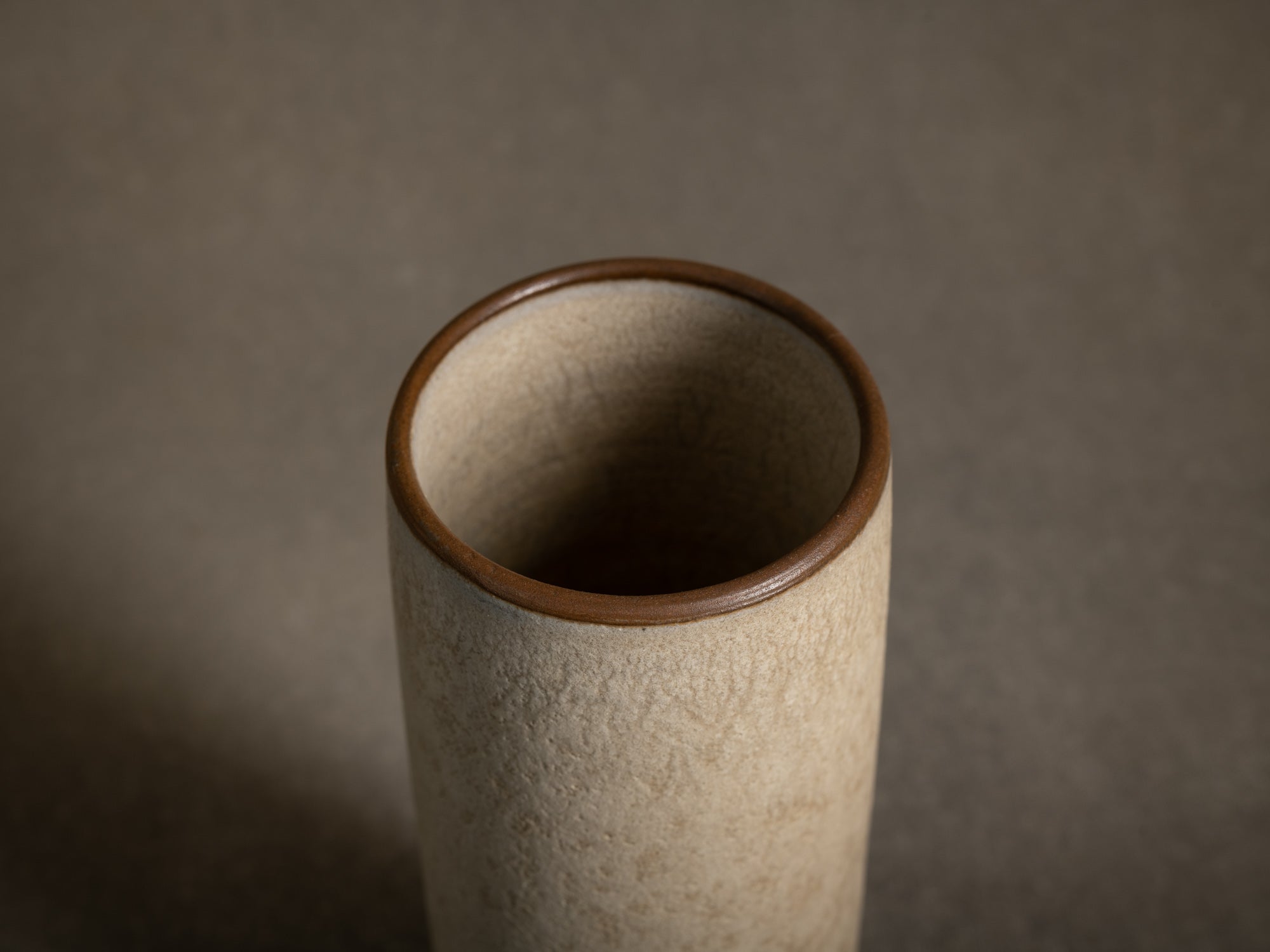 Vase rouleau en grès de Paul Badié, France (Vers 1975)..Cylindrical stoneware vase by Paul Badié, France (Circa 1975)