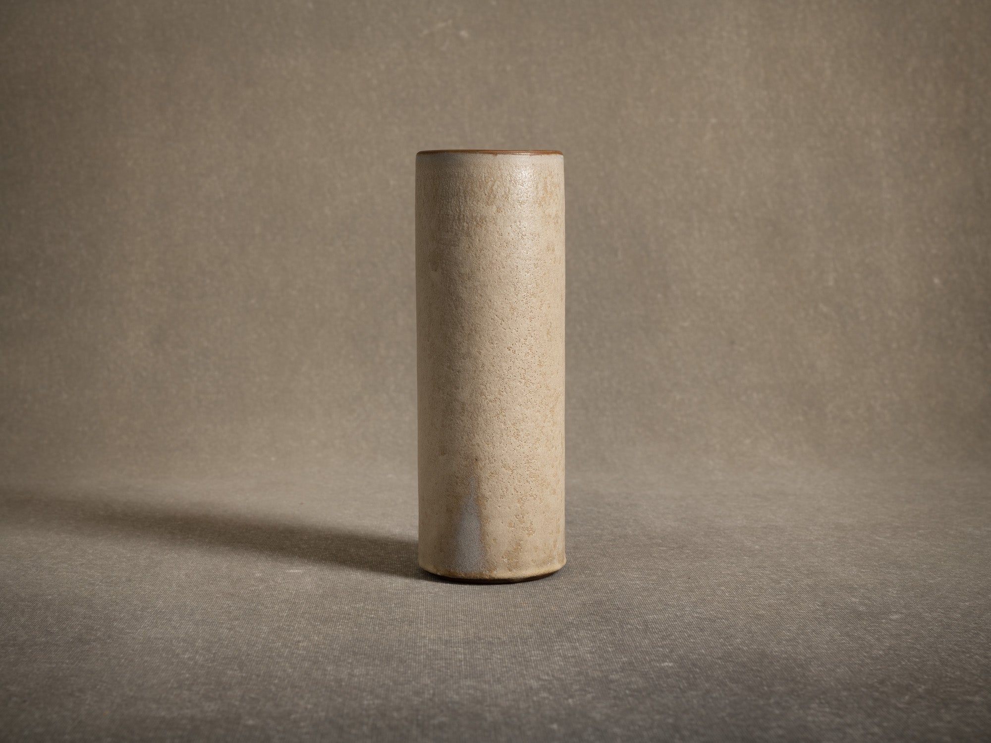 Vase rouleau en grès de Paul Badié, France (Vers 1975)..Cylindrical stoneware vase by Paul Badié, France (Circa 1975)