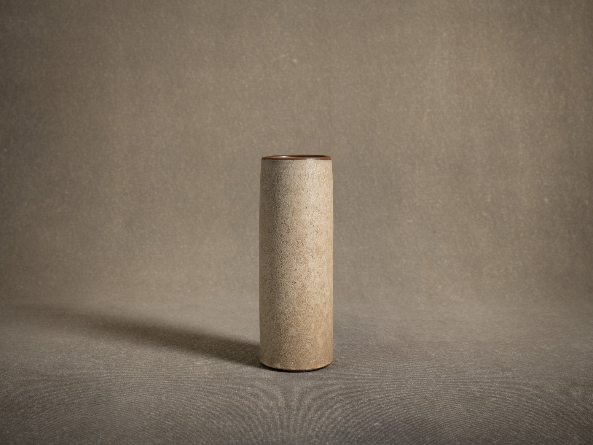 Vase rouleau en grès de Paul Badié, France (Vers 1975)..Cylindrical stoneware vase by Paul Badié, France (Circa 1975)