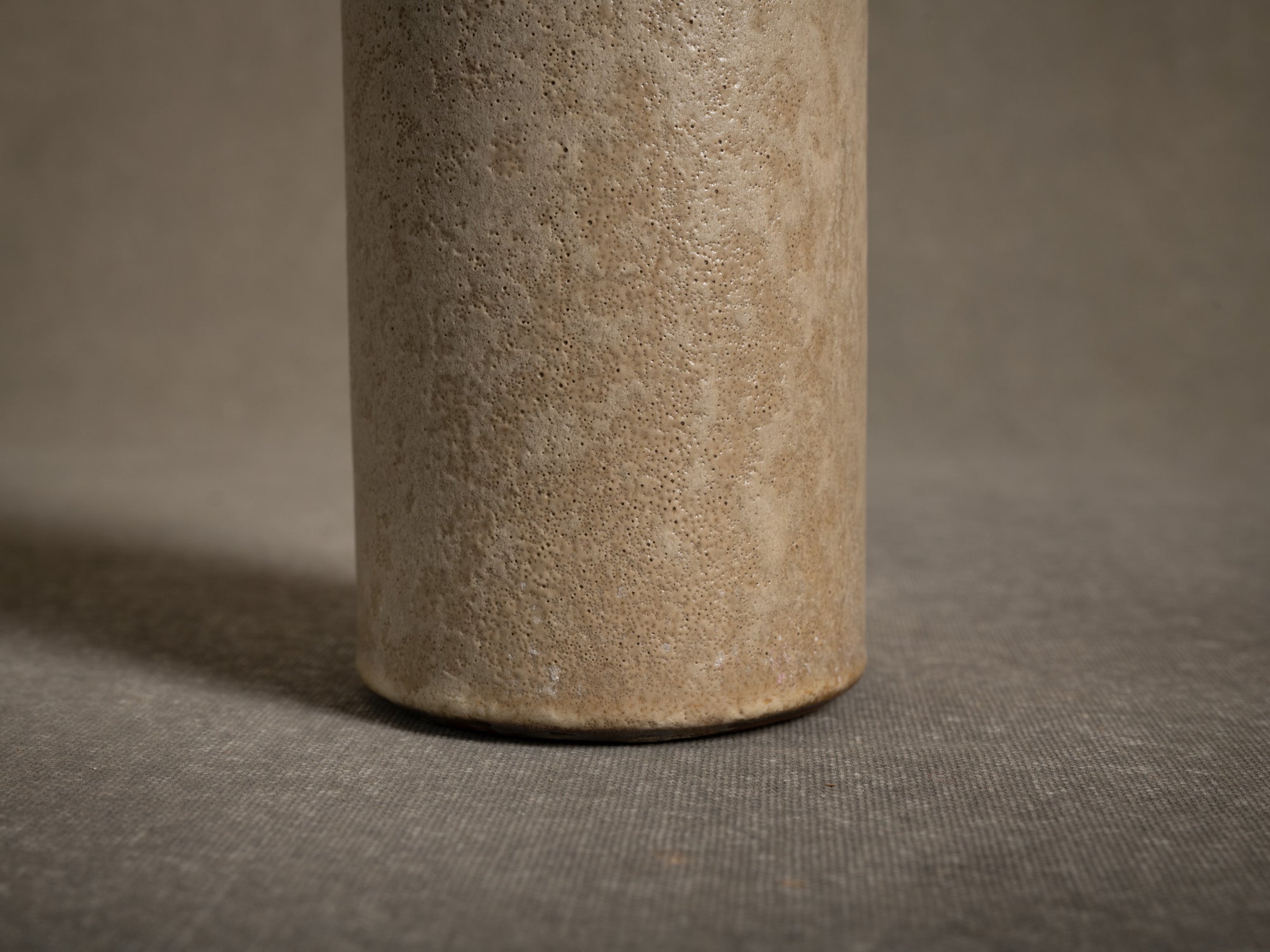 Vase rouleau en grès de Paul Badié, France (Vers 1975)..Cylindrical stoneware vase by Paul Badié, France (Circa 1975)