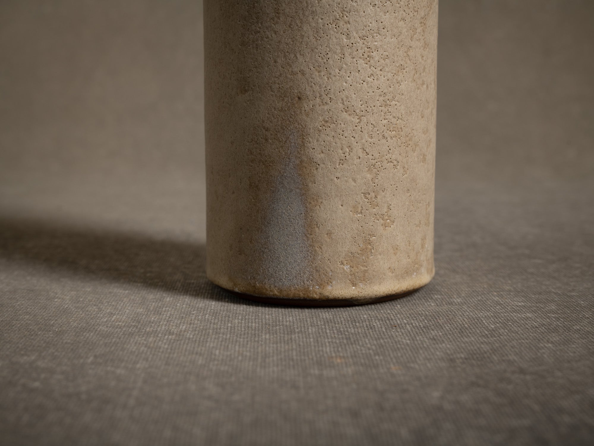 Vase rouleau en grès de Paul Badié, France (Vers 1975)..Cylindrical stoneware vase by Paul Badié, France (Circa 1975)