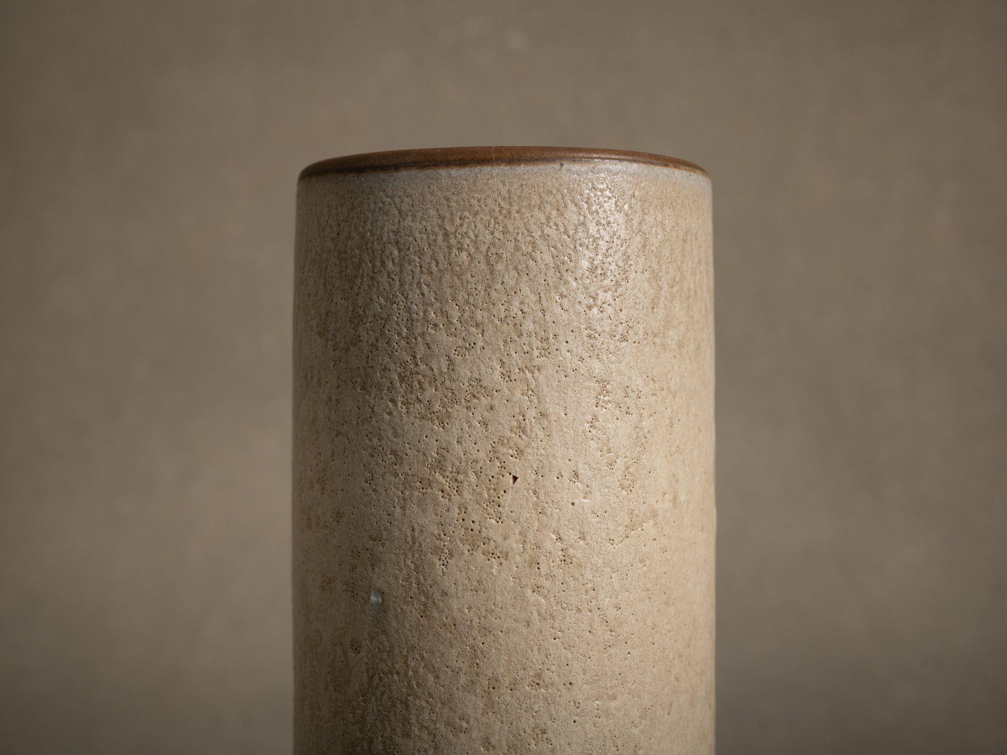 Vase rouleau en grès de Paul Badié, France (Vers 1975)..Cylindrical stoneware vase by Paul Badié, France (Circa 1975)