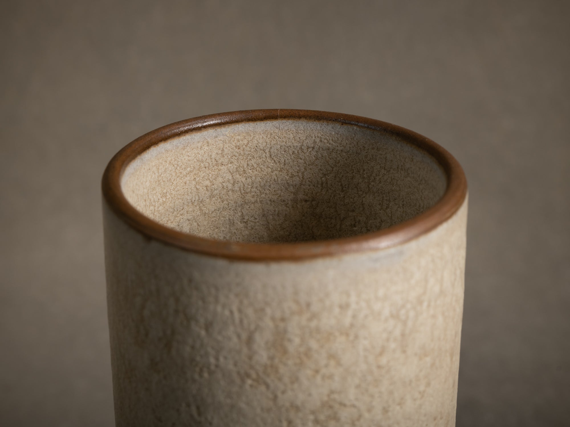 Vase rouleau en grès de Paul Badié, France (Vers 1975)..Cylindrical stoneware vase by Paul Badié, France (Circa 1975)