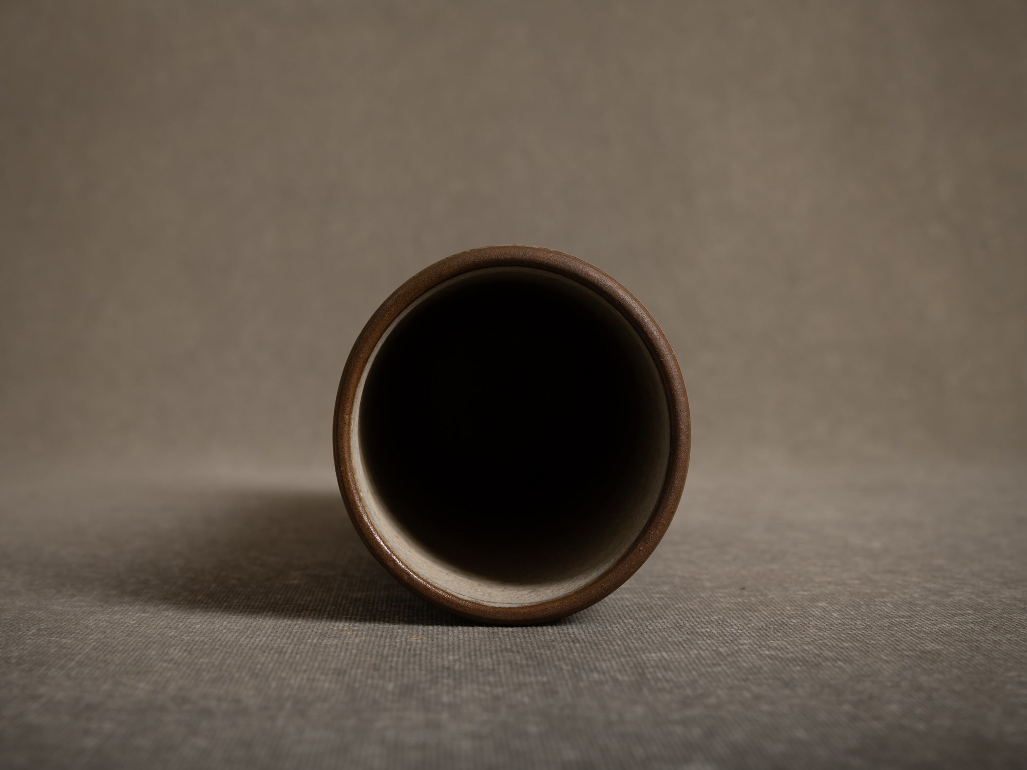 Vase rouleau en grès de Paul Badié, France (Vers 1975)..Cylindrical stoneware vase by Paul Badié, France (Circa 1975)
