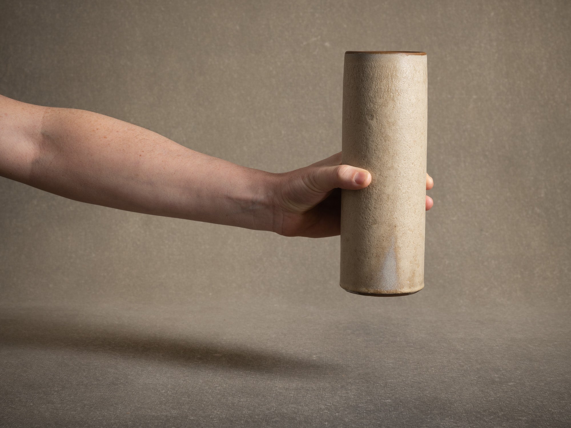 Vase rouleau en grès de Paul Badié, France (Vers 1975)..Cylindrical stoneware vase by Paul Badié, France (Circa 1975)