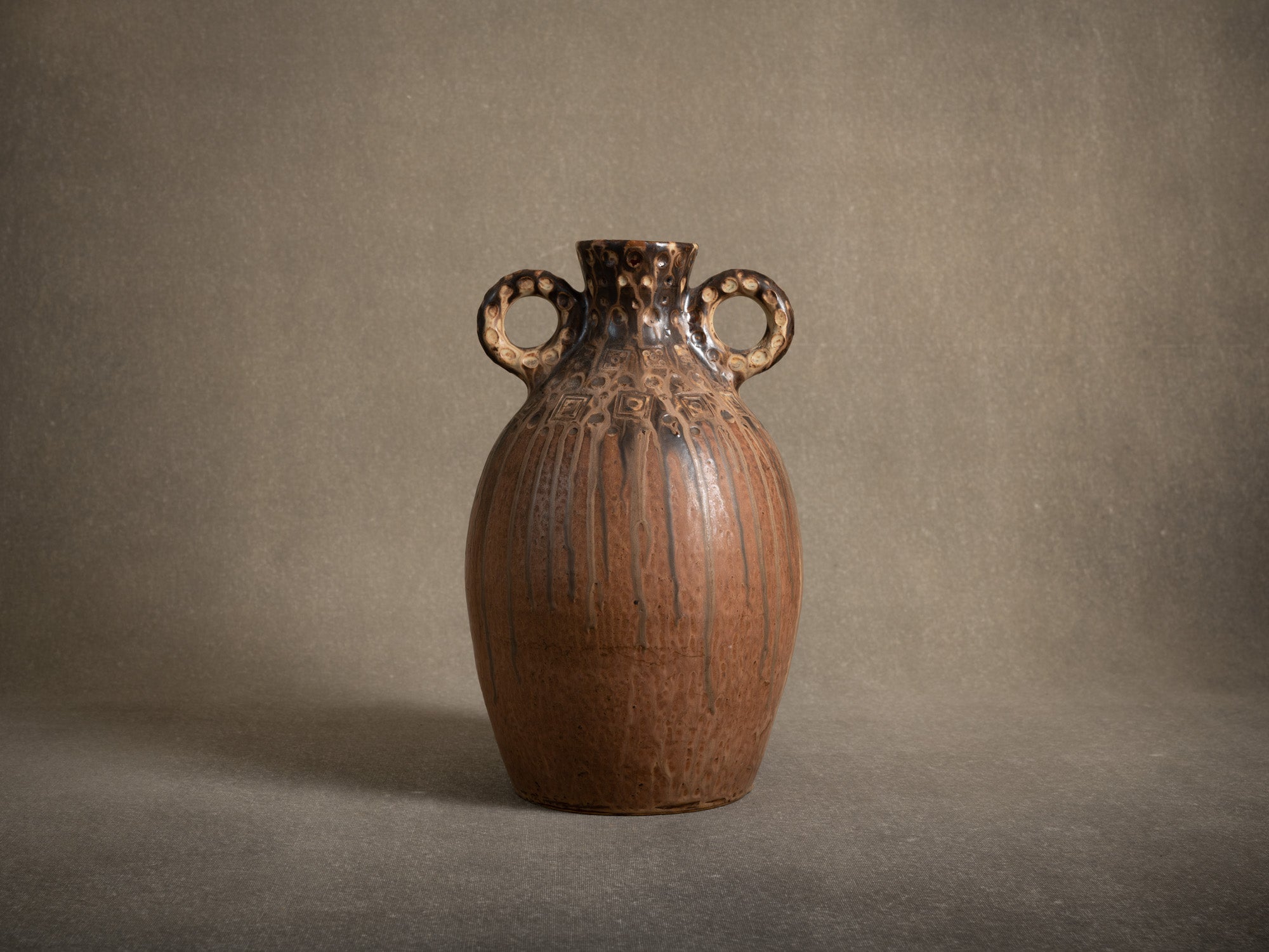 Vase ansé en grès de La Borne par Joseph Talbot, France (vers 1930)..Art Déco handled vase in La Borne stoneware by Joseph Talbot, France (circa 1930)