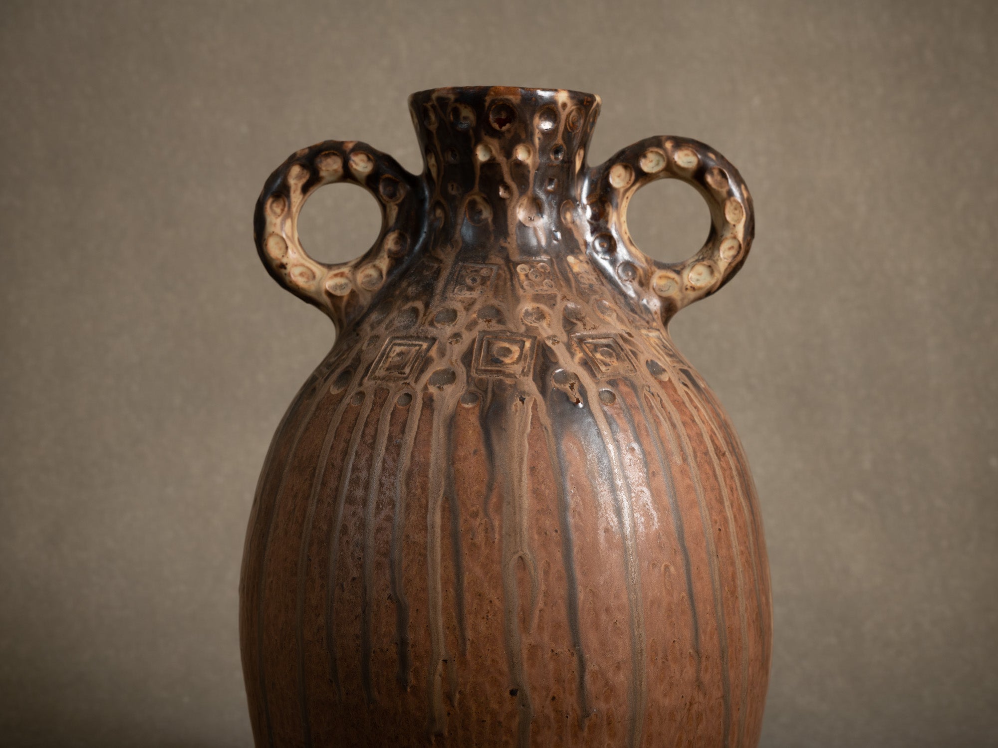 Vase ansé en grès de La Borne par Joseph Talbot, France (vers 1930)..Art Déco handled vase in La Borne stoneware by Joseph Talbot, France (circa 1930)
