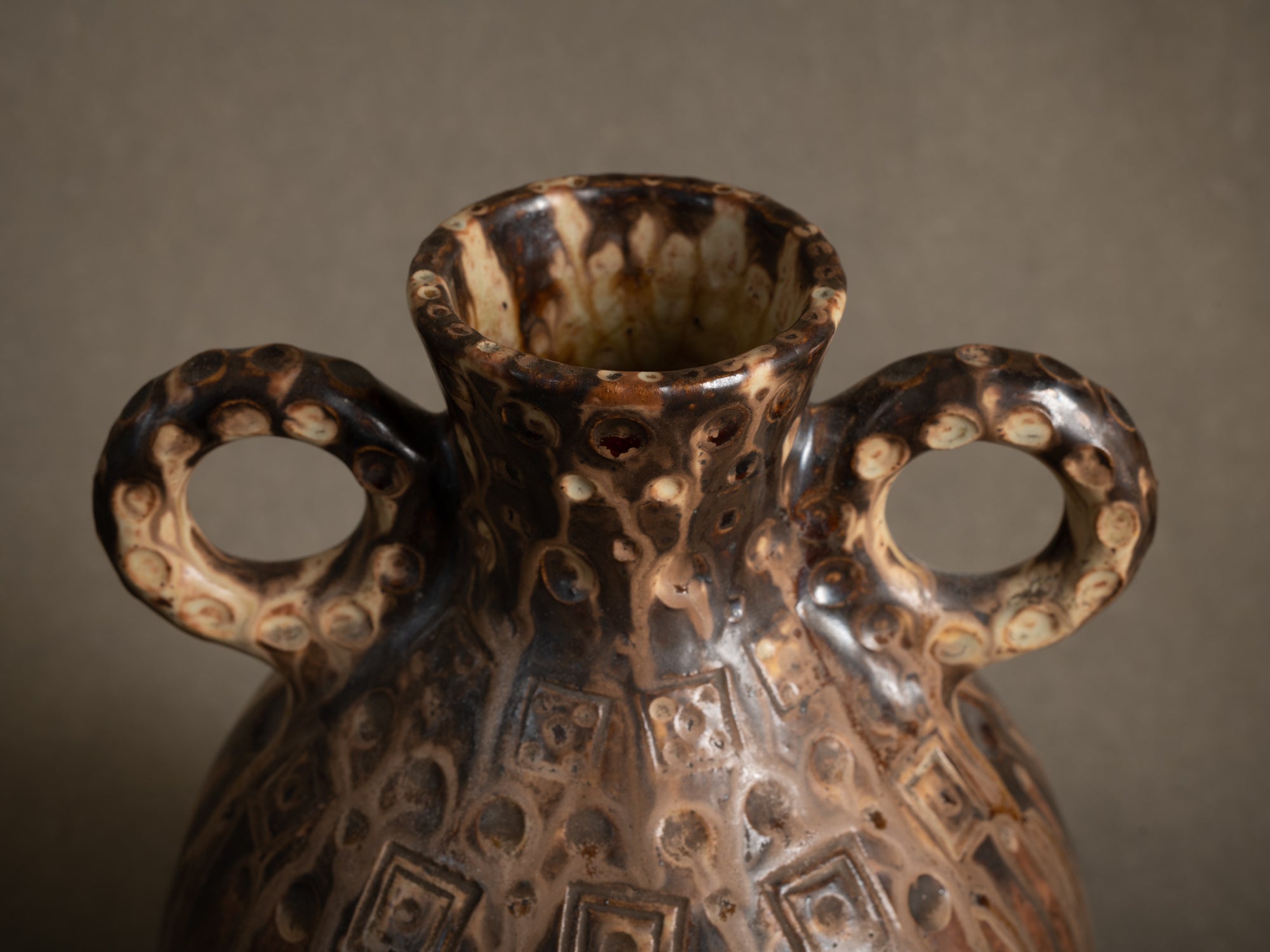 Vase ansé en grès de La Borne par Joseph Talbot, France (vers 1930)..Art Déco handled vase in La Borne stoneware by Joseph Talbot, France (circa 1930)
