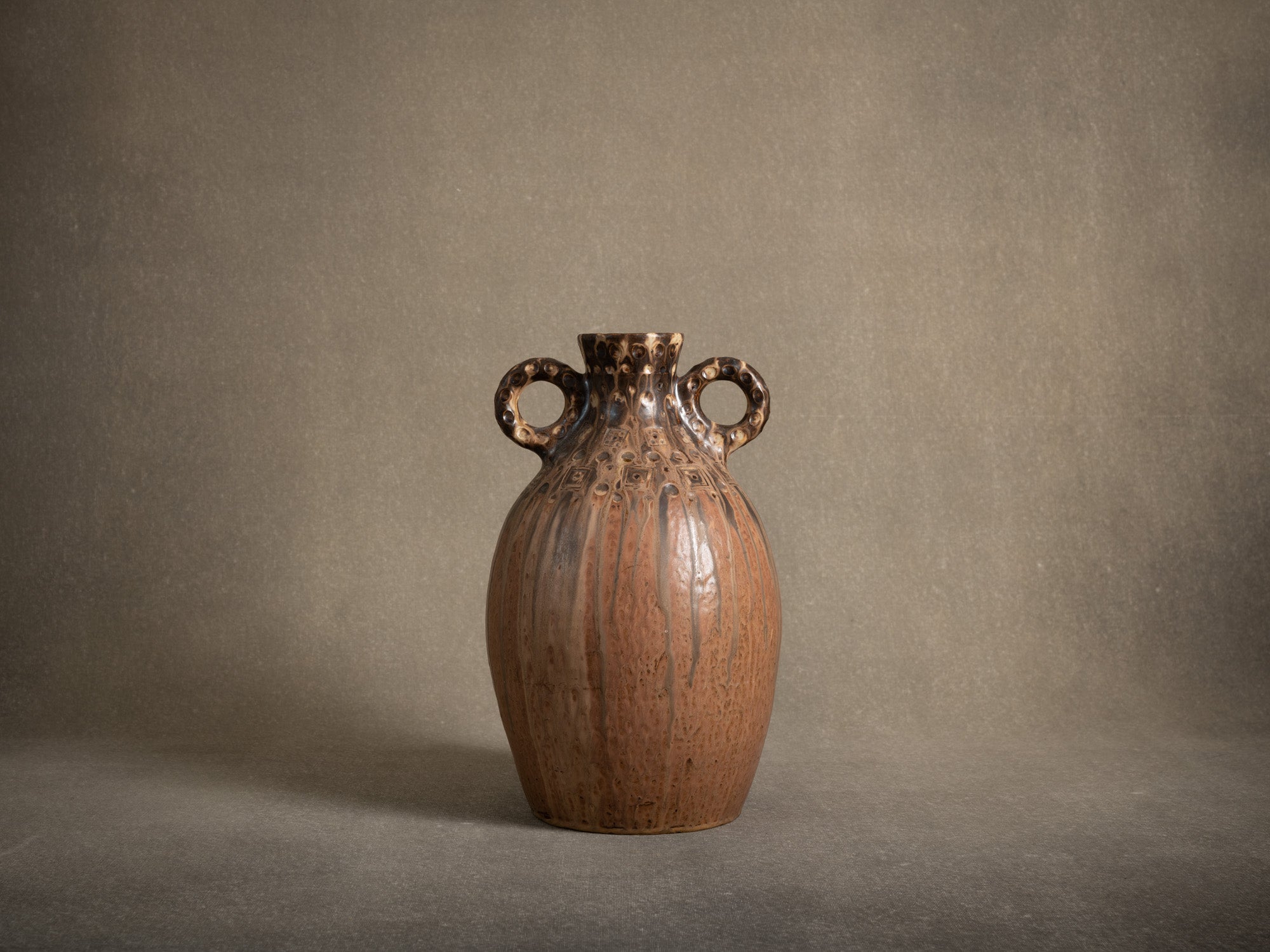 Vase ansé en grès de La Borne par Joseph Talbot, France (vers 1930)..Art Déco handled vase in La Borne stoneware by Joseph Talbot, France (circa 1930)
