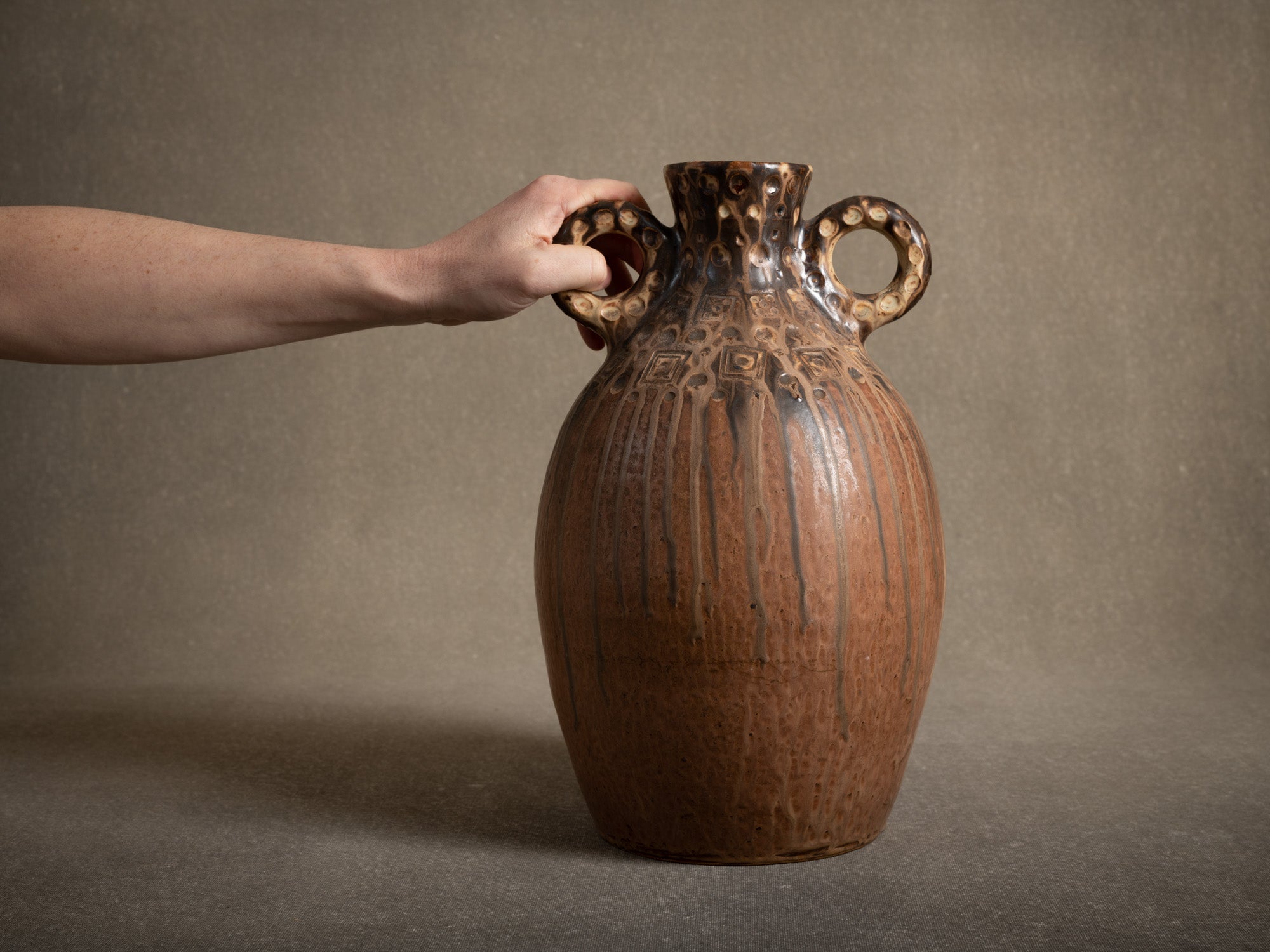 Vase ansé en grès de La Borne par Joseph Talbot, France (vers 1930)..Art Déco handled vase in La Borne stoneware by Joseph Talbot, France (circa 1930)