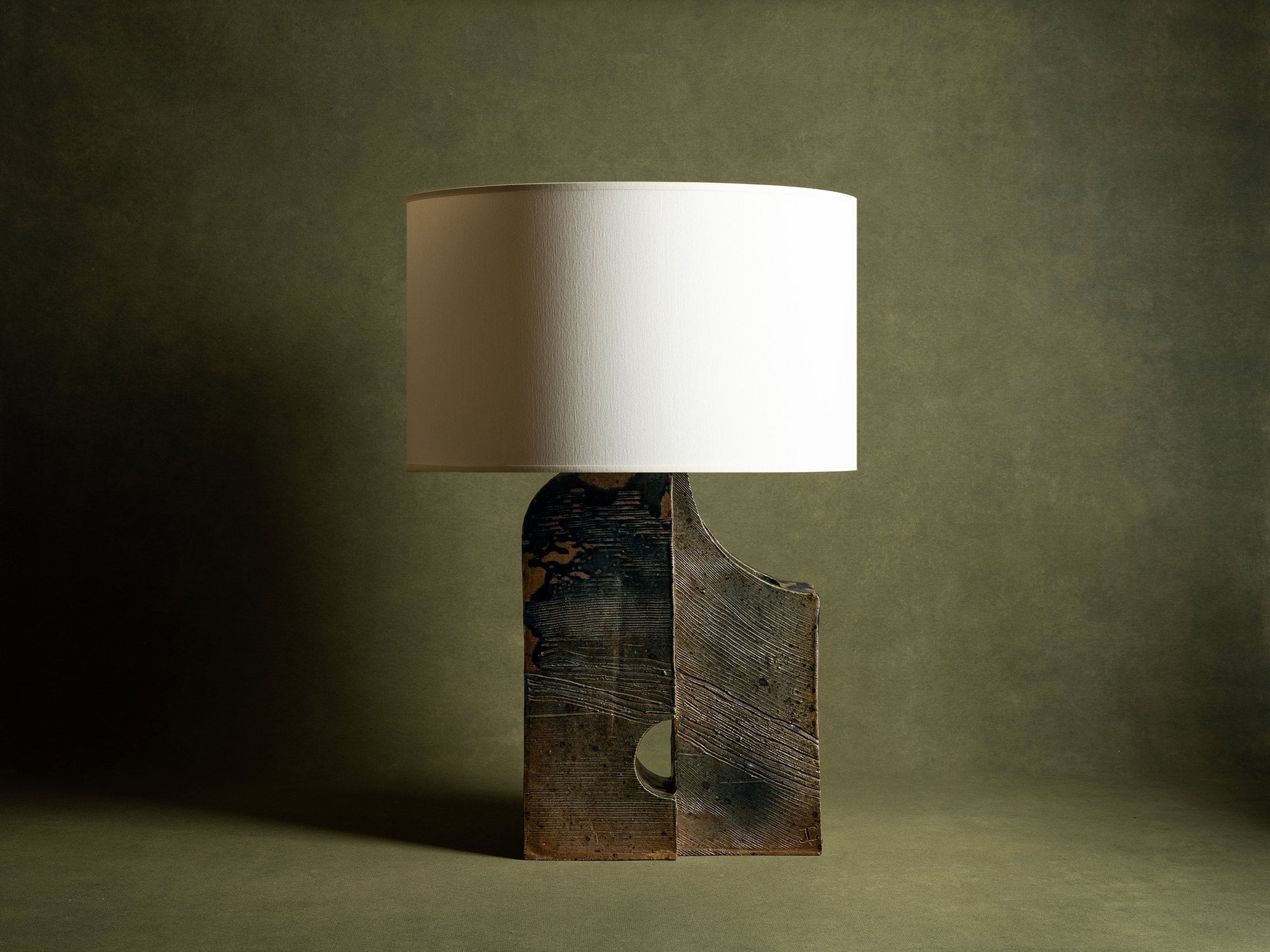 Pied de lampe / vase‑sculpture en grès de La Borne, France (vers 1975)..Sculptural stoneware lamp from La Borne, France (circa 1975)