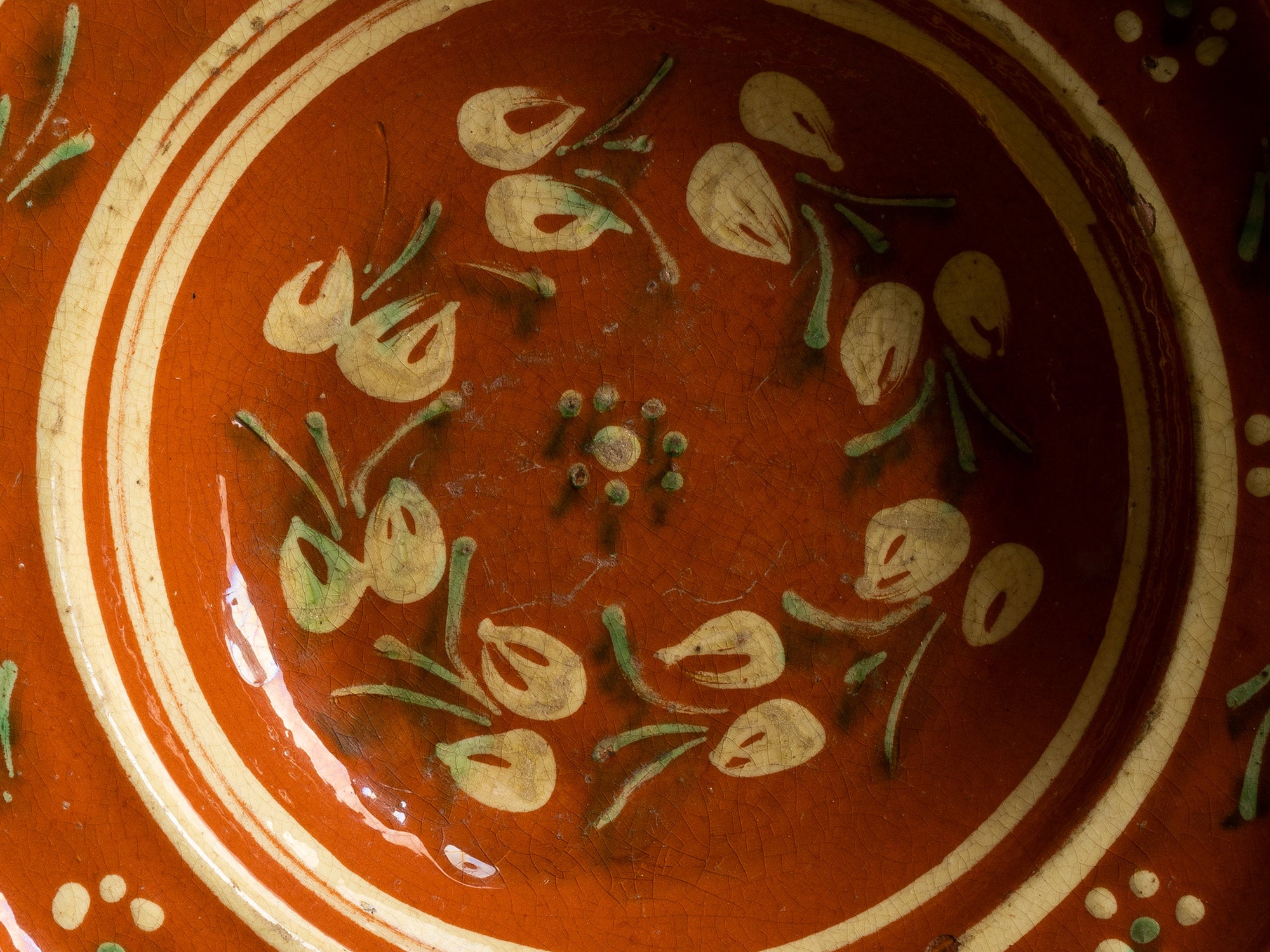 Coupe / plat mural en terre vernissée alsacienne de Soufflenheim, France (Charnière XIXe / XXe siècle)..Large bowl / wall dish in Alsatian slipware from Soufflenheim, France (late 19th / early 20th century)