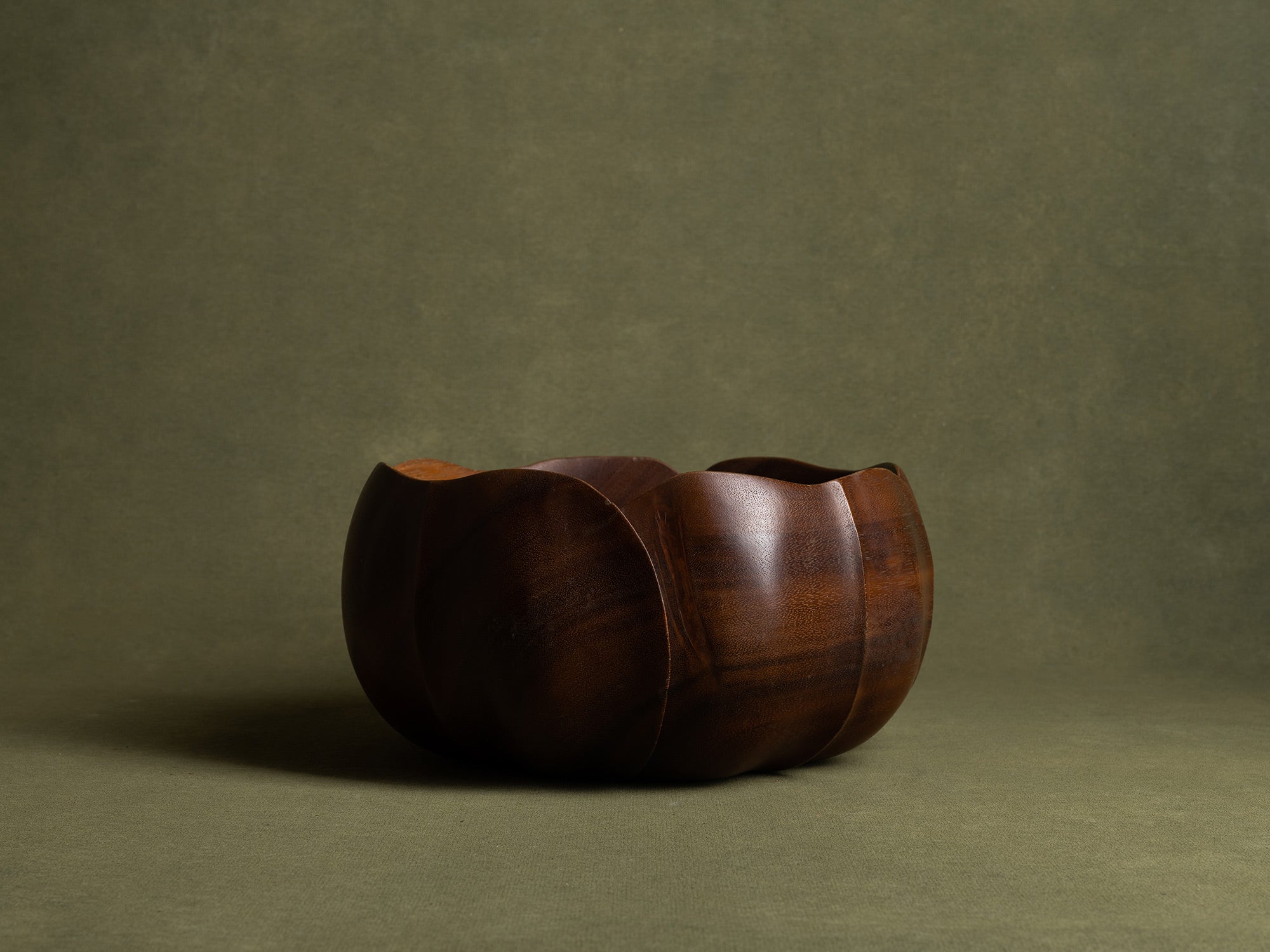 Rare coupe monoxyle sculptée en forme de lotus, Hawaii (vers 1950)..Rare monoxyle lotus shaped monkey pod wooden bowl carved, Hawaii (circa 1950)