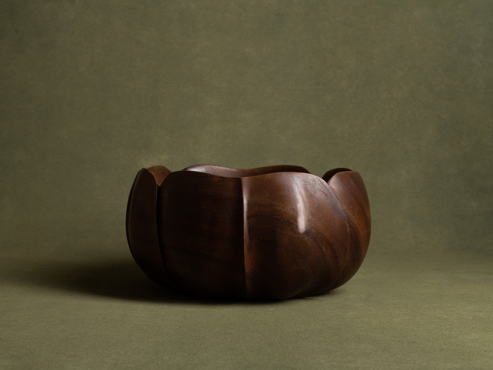 Rare coupe monoxyle sculptée en forme de lotus, Hawaii (vers 1950)..Rare monoxyle lotus shaped monkey pod wooden bowl carved, Hawaii (circa 1950)