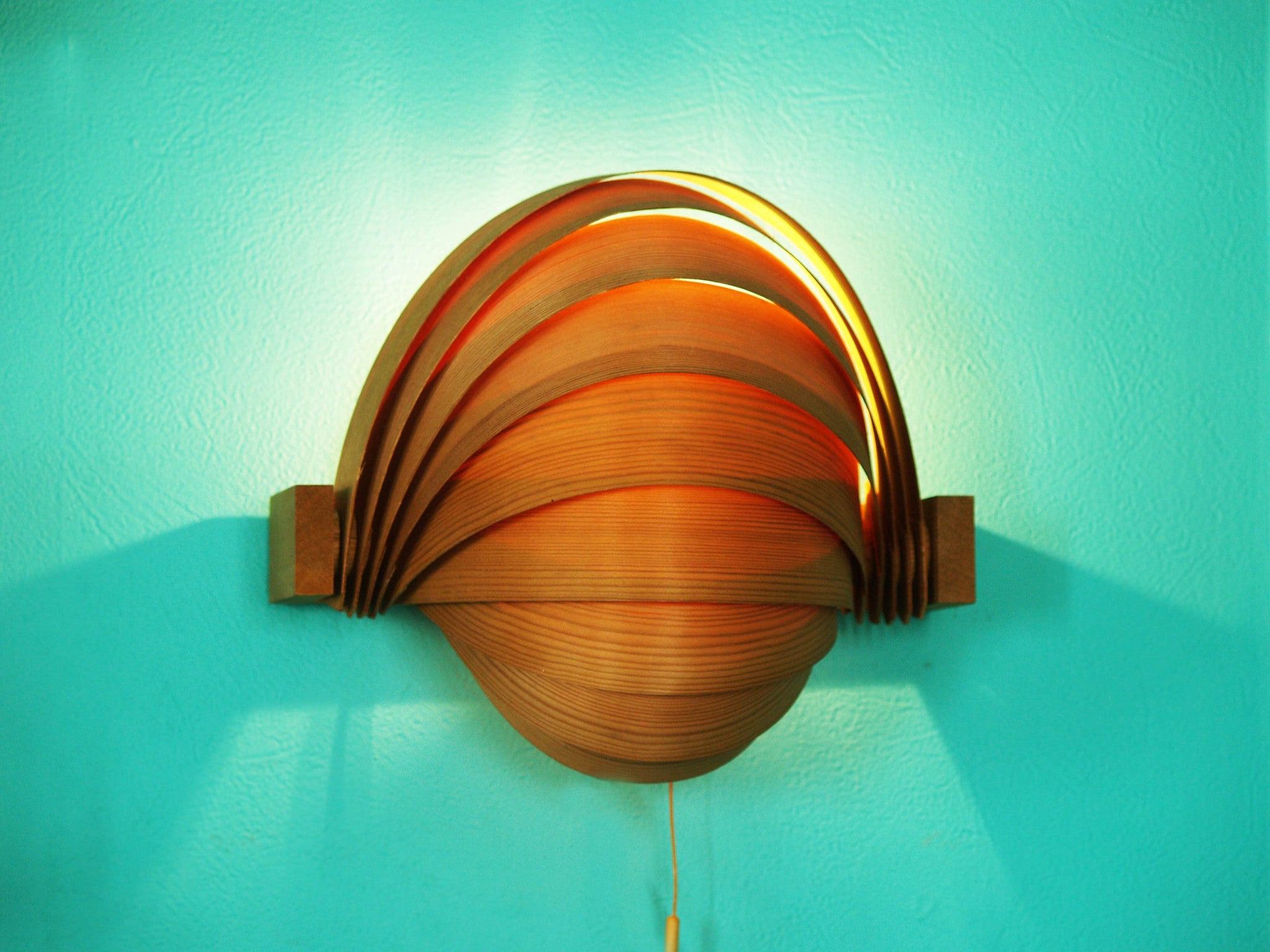 Suite de trois appliques Hans Agne Jakobsson, Suède (vers 1960)..Set of three wall sconces Hans Agne Jakobsson, Sweden (ca. 1960)