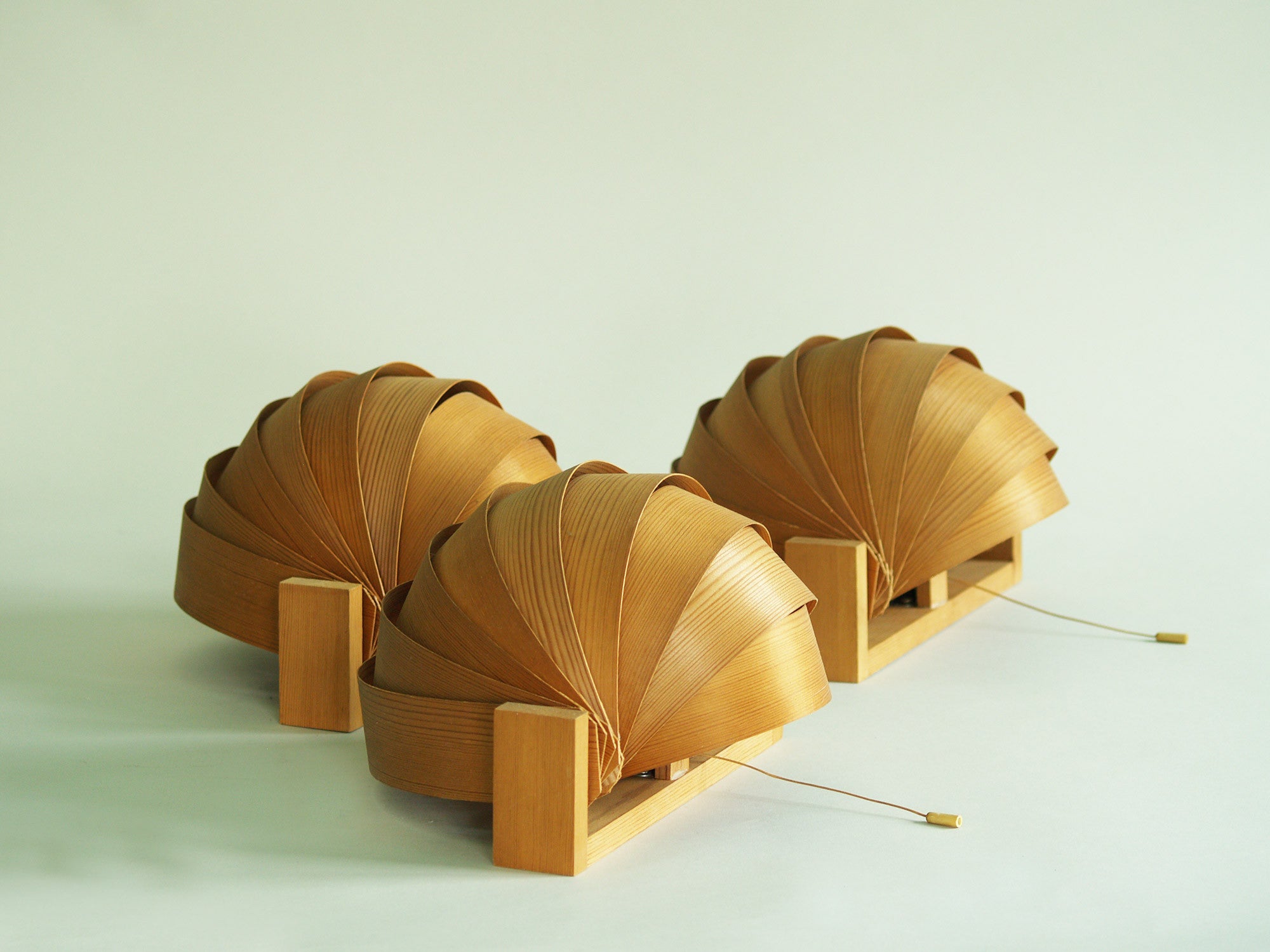 Suite de trois appliques Hans Agne Jakobsson, Suède (vers 1960)..Set of three wall sconces Hans Agne Jakobsson, Sweden (ca. 1960)