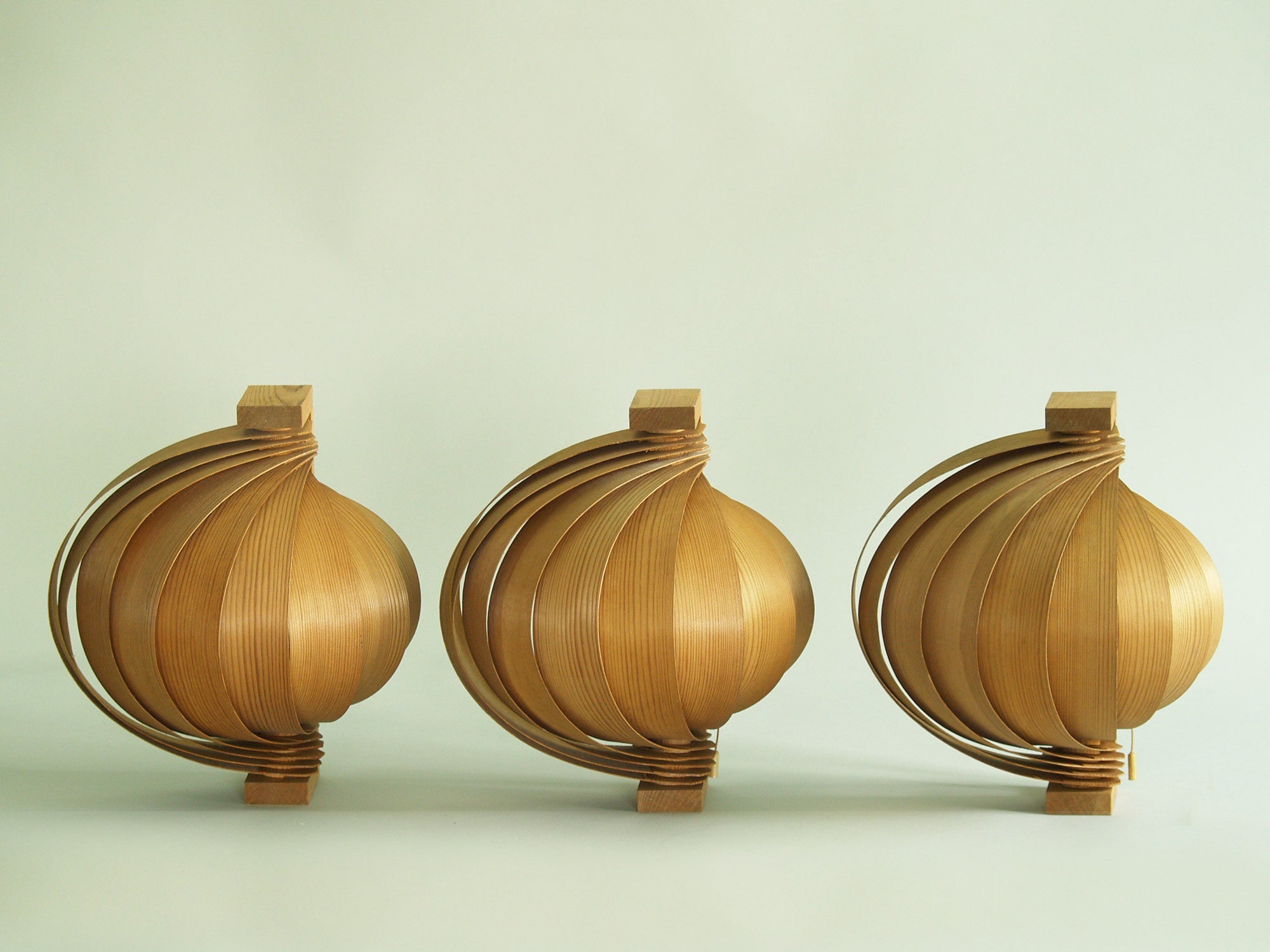 Suite de trois appliques Hans Agne Jakobsson, Suède (vers 1960)..Set of three wall sconces Hans Agne Jakobsson, Sweden (ca. 1960)