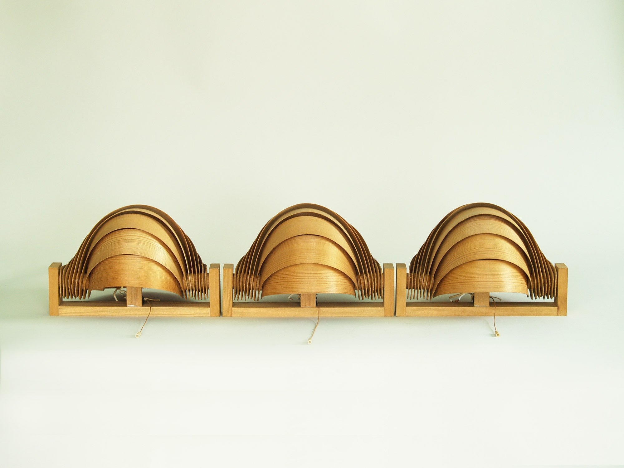 Suite de trois appliques Hans Agne Jakobsson, Suède (vers 1960)..Set of three wall sconces Hans Agne Jakobsson, Sweden (ca. 1960)