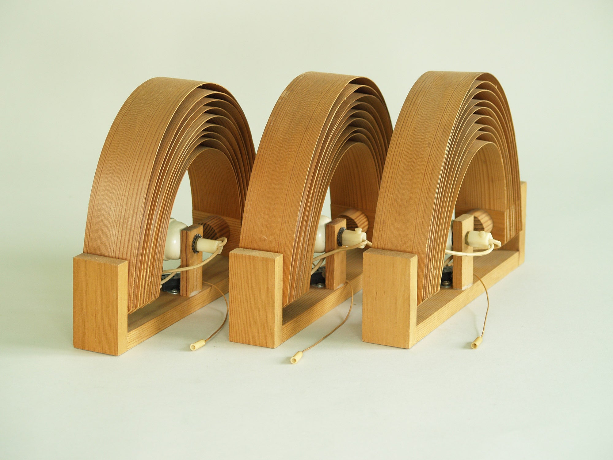 Suite de trois appliques Hans Agne Jakobsson, Suède (vers 1960)..Set of three wall sconces Hans Agne Jakobsson, Sweden (ca. 1960)