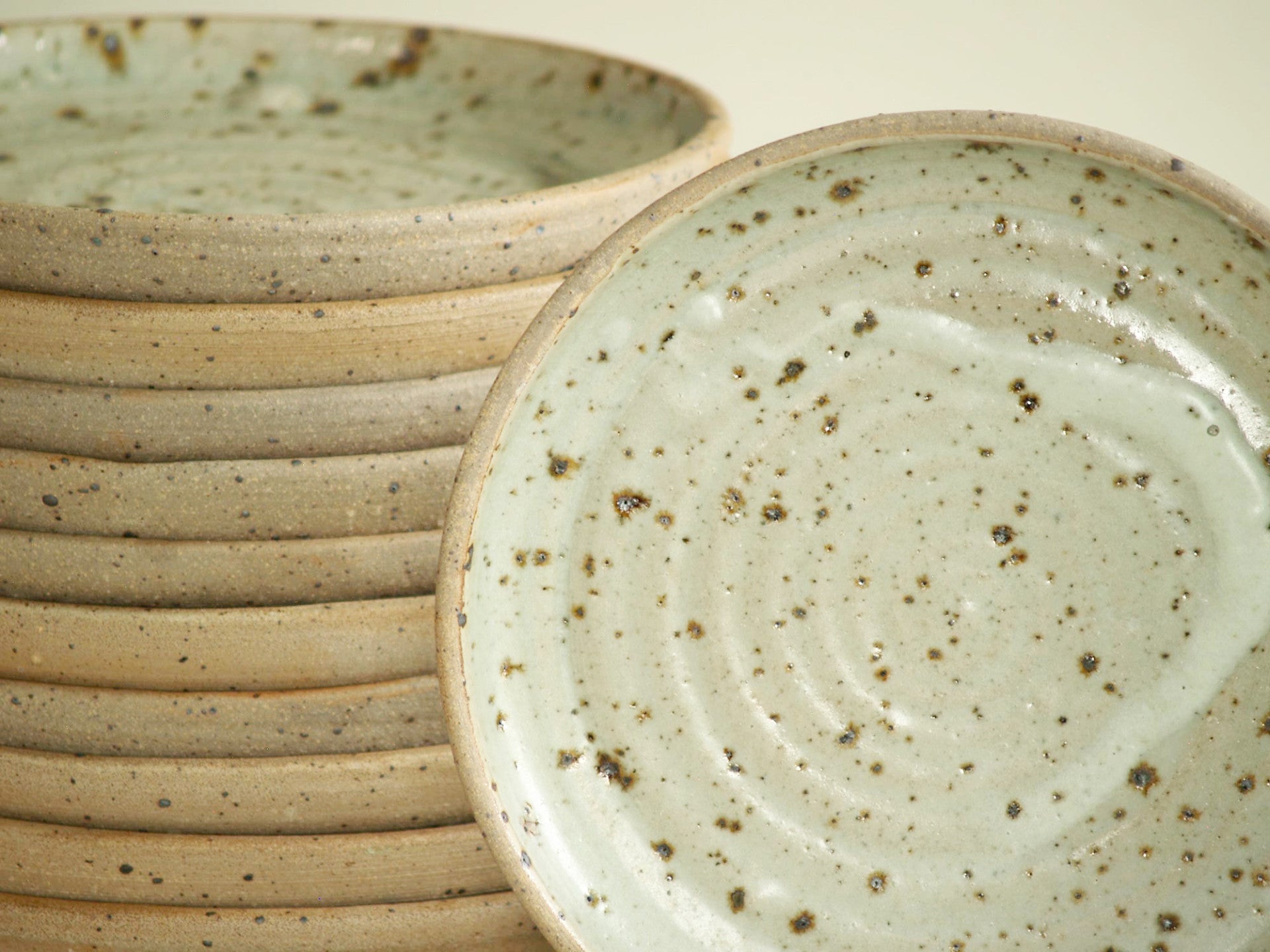 Service de table "grès sauvage" par Guy Baudat, France (vers 1979)..Wabi Sabi Table Set of plates by Guy Baudat, France (circa 1979)