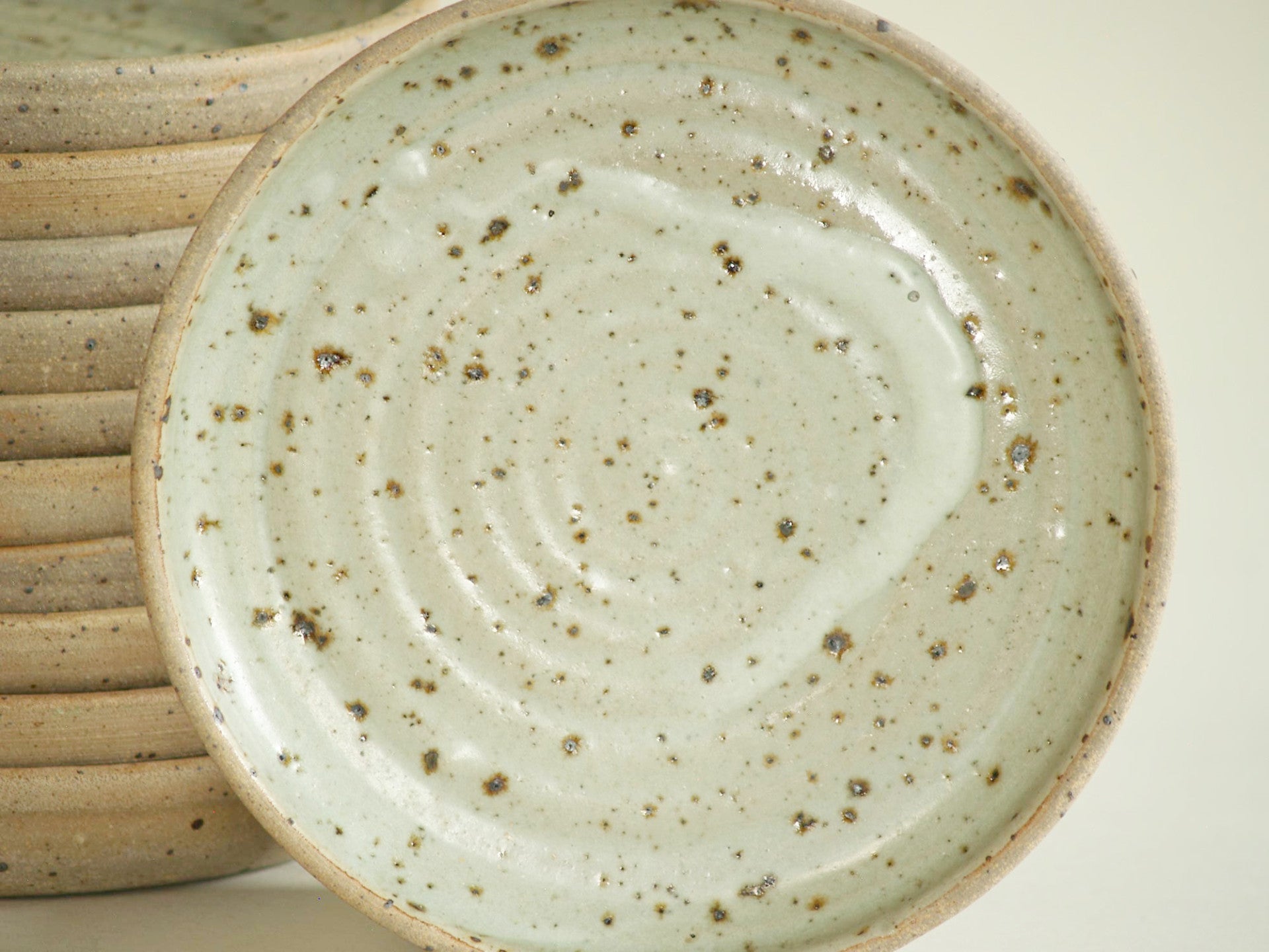 Service de table "grès sauvage" par Guy Baudat, France (vers 1979)..Wabi Sabi Table Set of plates by Guy Baudat, France (circa 1979)