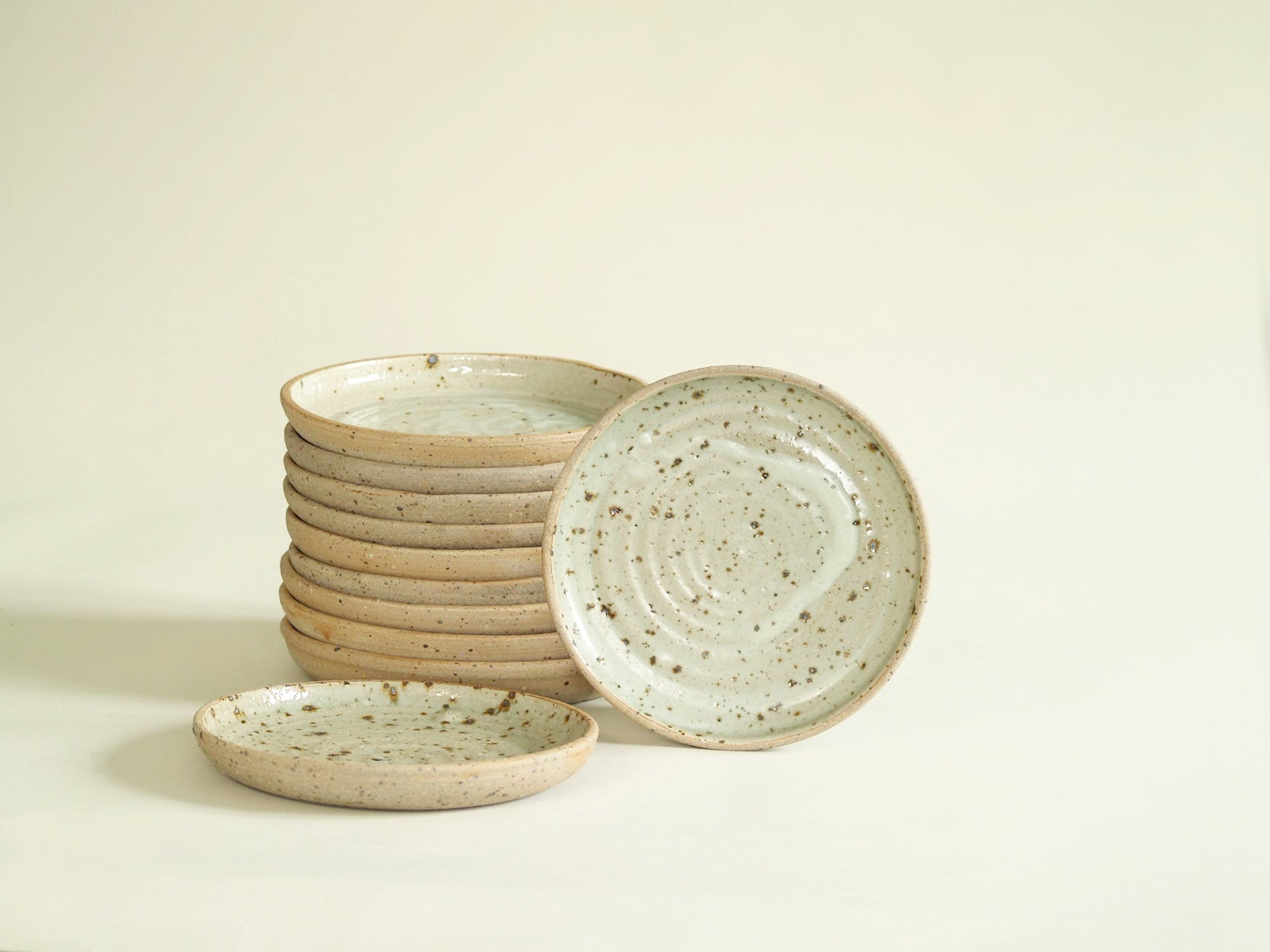 Service de table "grès sauvage" par Guy Baudat, France (vers 1979)..Wabi Sabi Table Set of plates by Guy Baudat, France (circa 1979)
