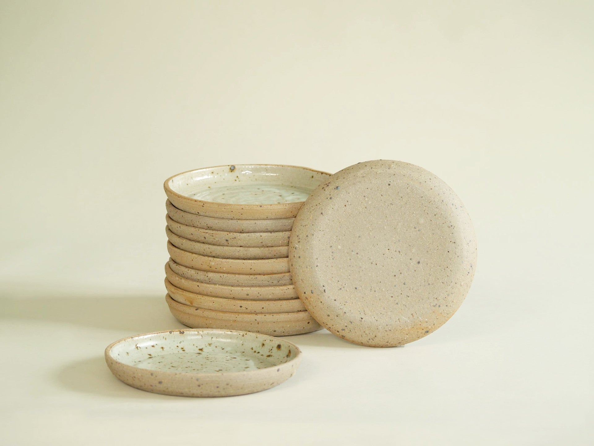 Service de table "grès sauvage" par Guy Baudat, France (vers 1979)..Wabi Sabi Table Set of plates by Guy Baudat, France (circa 1979)