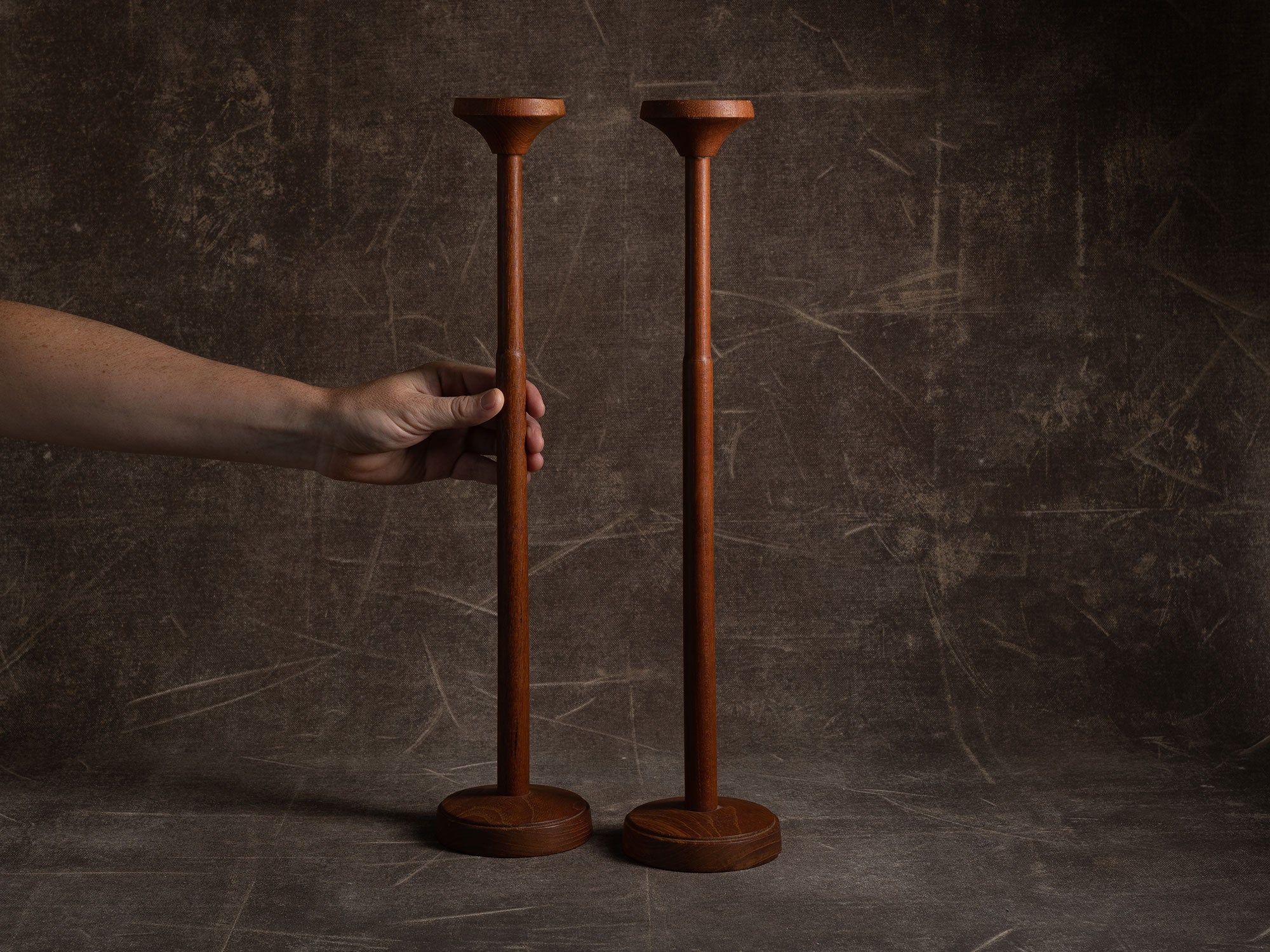 Paire de hauts flambeaux en teck massif, Suède (vers 1955)..Pair of tall teak candle holders, Sweden (circa 1955)