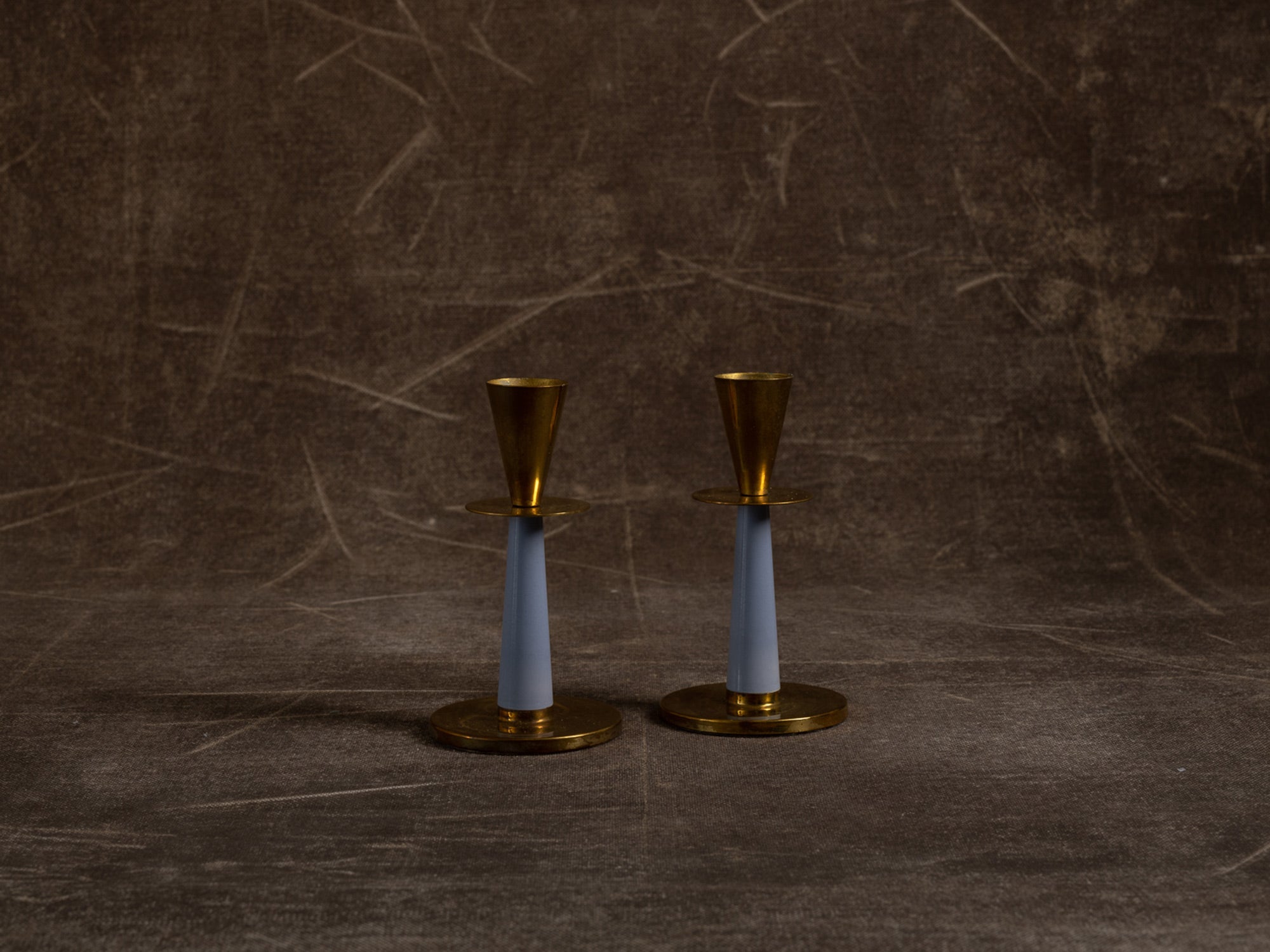 Paire de flambeaux en laiton et bakélite de Nils Thylstrup pour Nils Johan, Suède (vers 1950)..Pair of brass and bakelite candle holders by Nils Thylstrup for Nils Johan, Sweden (circa 1950)