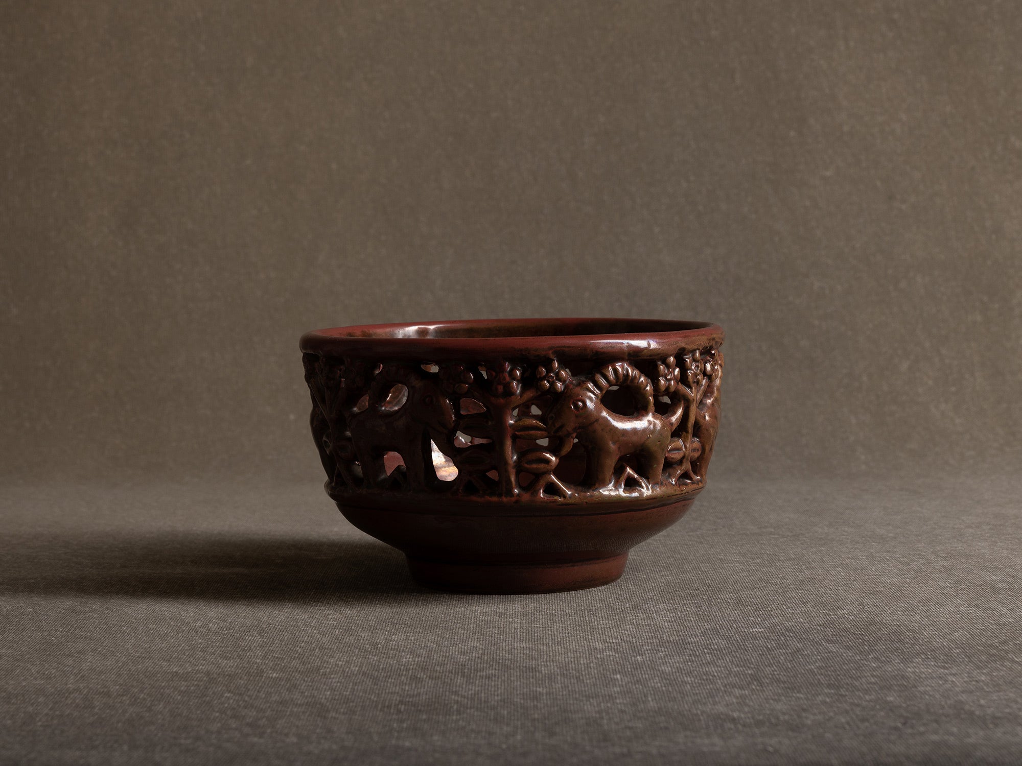 Coupe à décor de cervidés par Lauritz Hjorth, Danemark (vers 1910)..Sculptural bowl by Lauritz Hjorth, Denmark (ca. 1910)