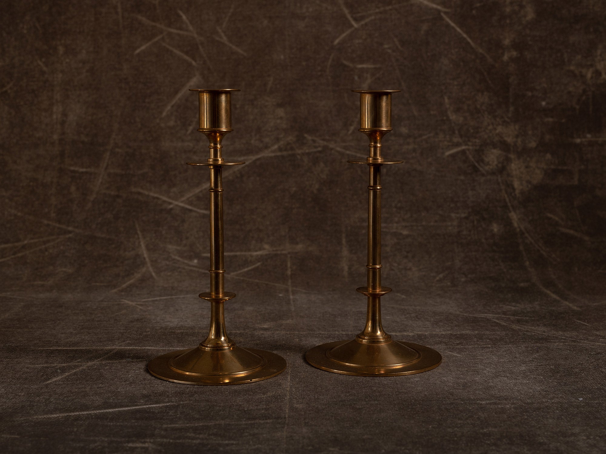 Paire de flambeaux modèle 61 par Gusum Bruk, Suède (vers 1900)..Pair of candle holders model 61 by Gusum Bruk, Sweden (circa 1900)