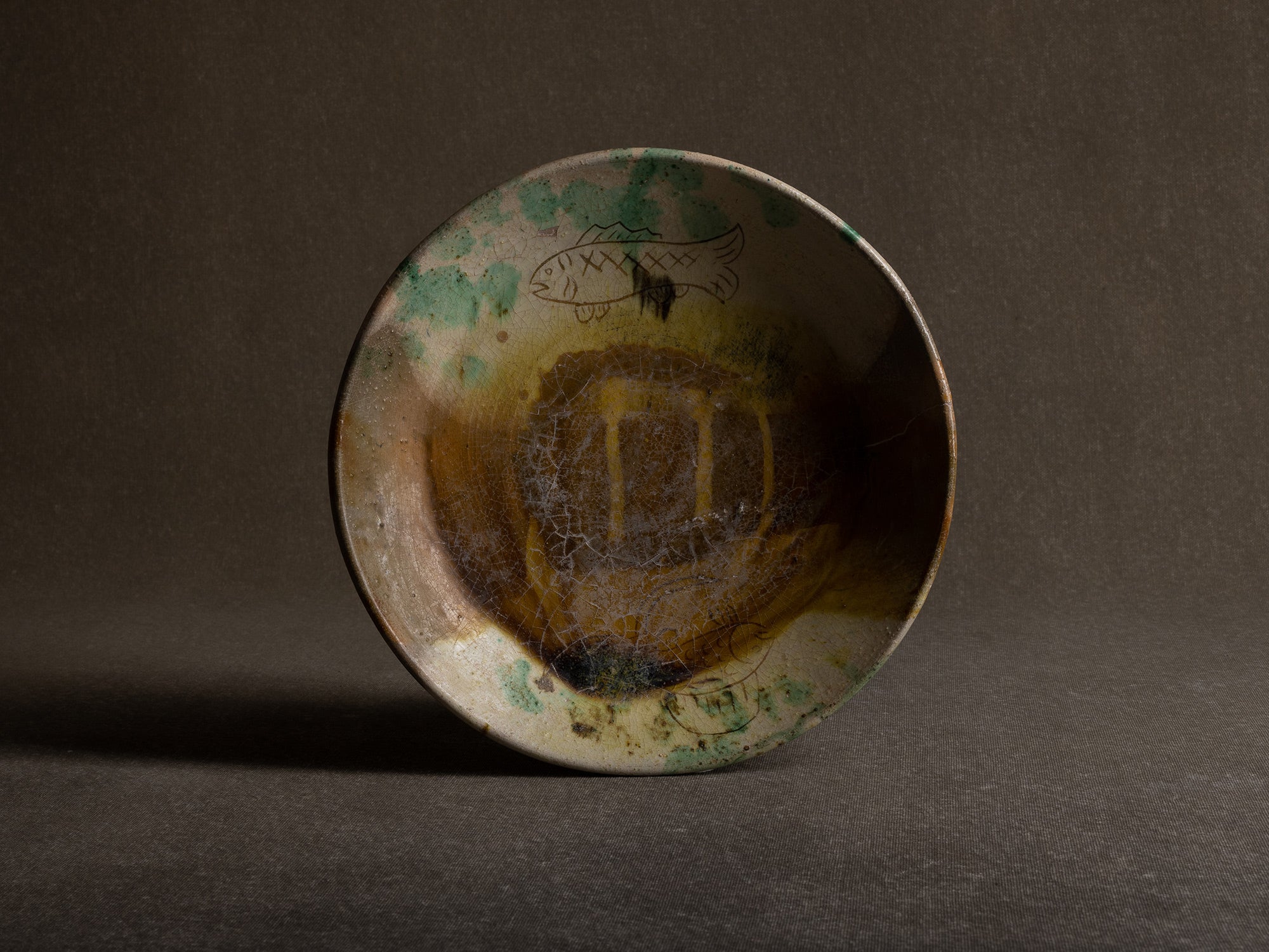 Coupe "sancai" à décor de poisson, travail d'art populaire, Chine (XIXe)..Sancai bowl with fish pattern, folk art, China (19th century)