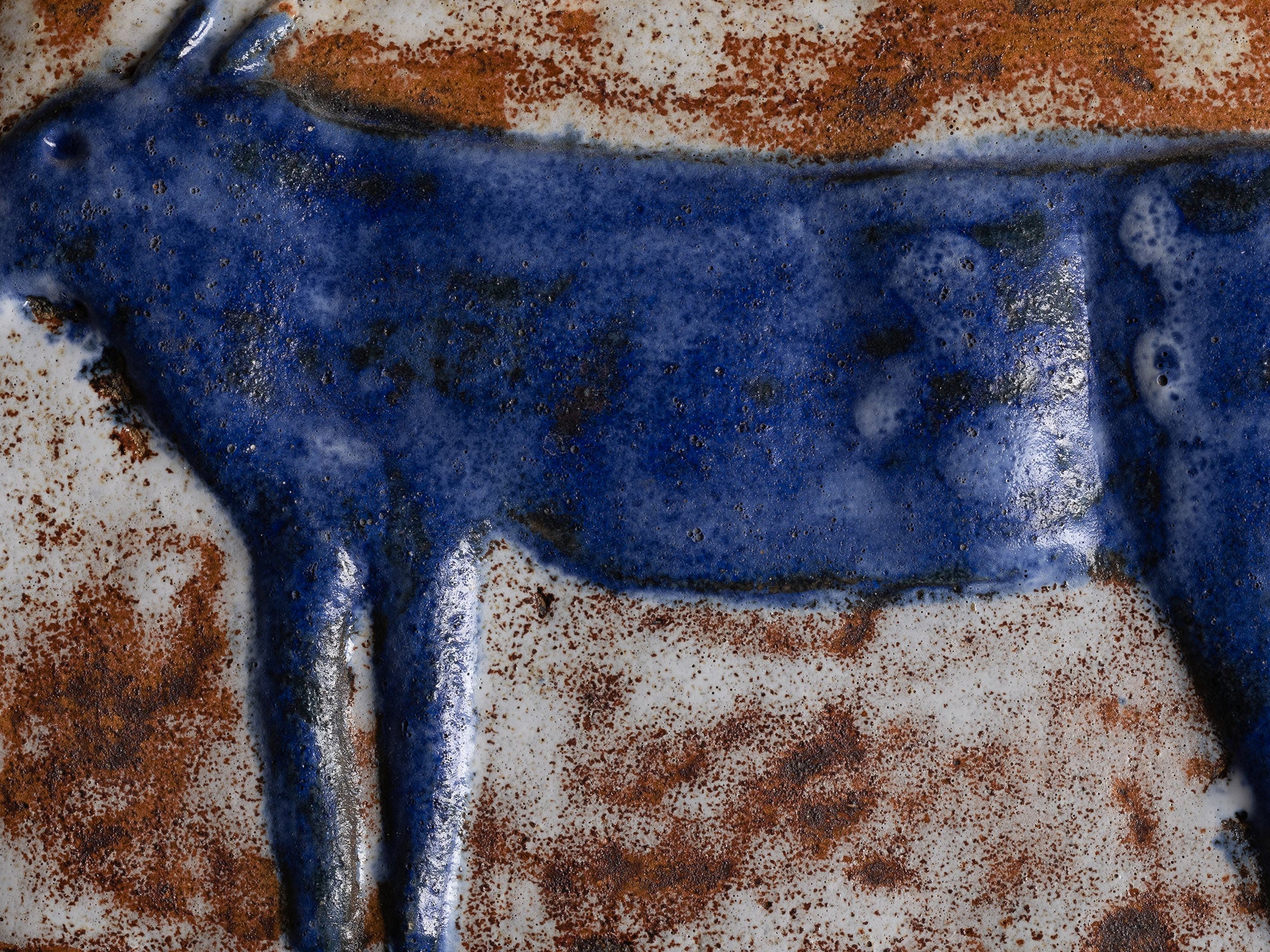 Suite de trois plaques en terre chamottée à décor animalier, Scandinavie (vers 1960)..Set of 3 ceramic wall plaque with animal patterns, Scandinavia (1960's)