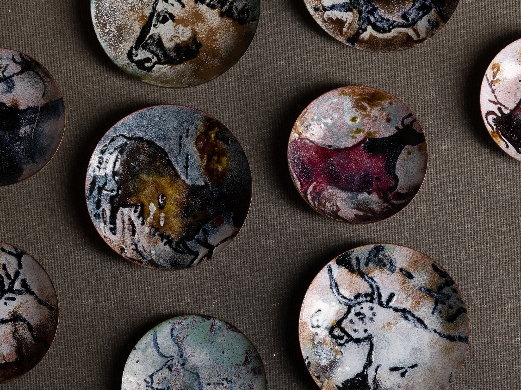 Rare ensemble de coupelles "Lascaux" en émaux peints de Limoges par Raffard, France (vers 1960)..Set of 10 "Lascaux" Limoges enameled bowls by Raffard, France (ca. 1960)