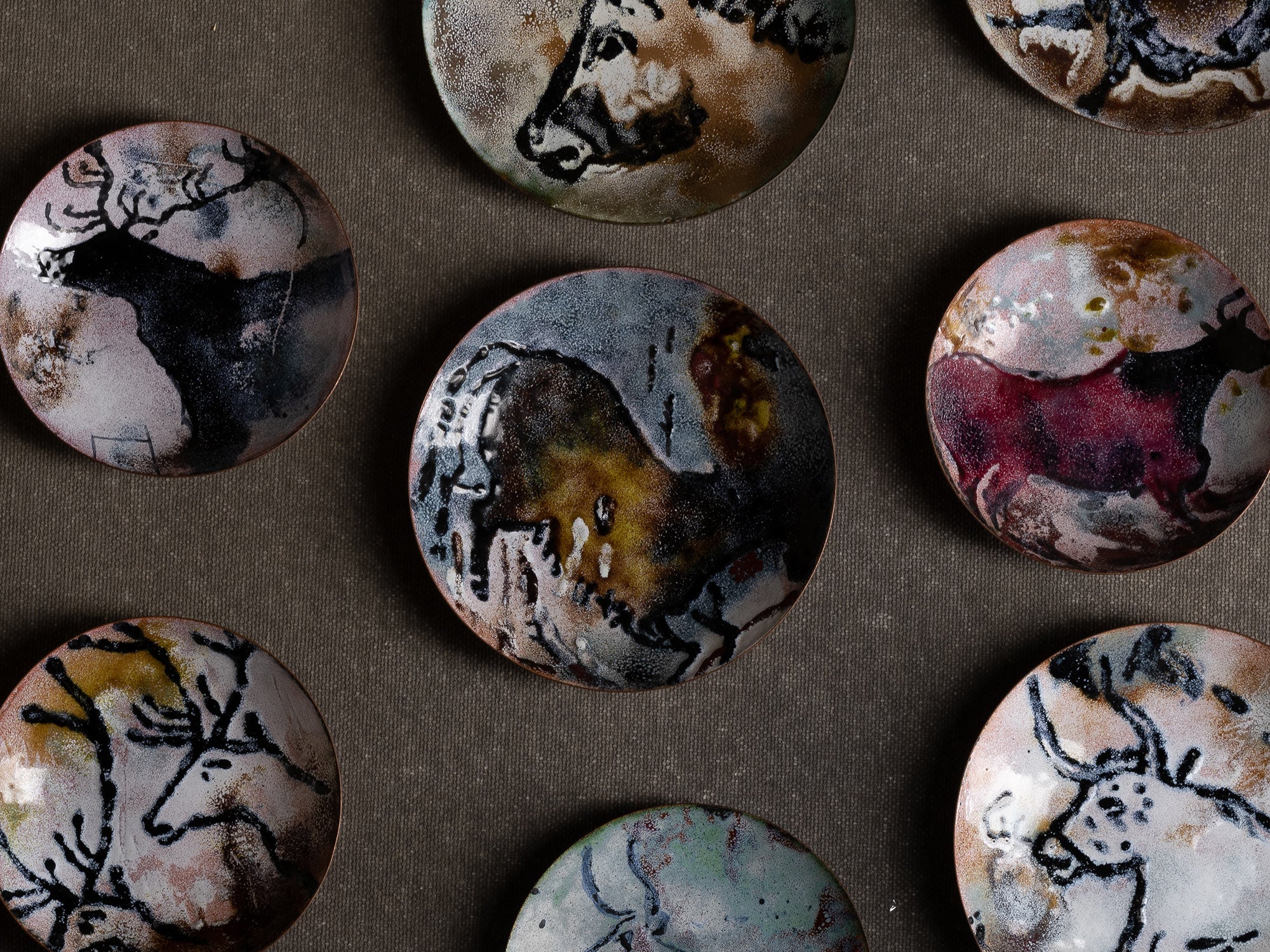 Rare ensemble de coupelles "Lascaux" en émaux peints de Limoges par Raffard, France (vers 1960)..Set of 10 "Lascaux" Limoges enameled bowls by Raffard, France (ca. 1960)