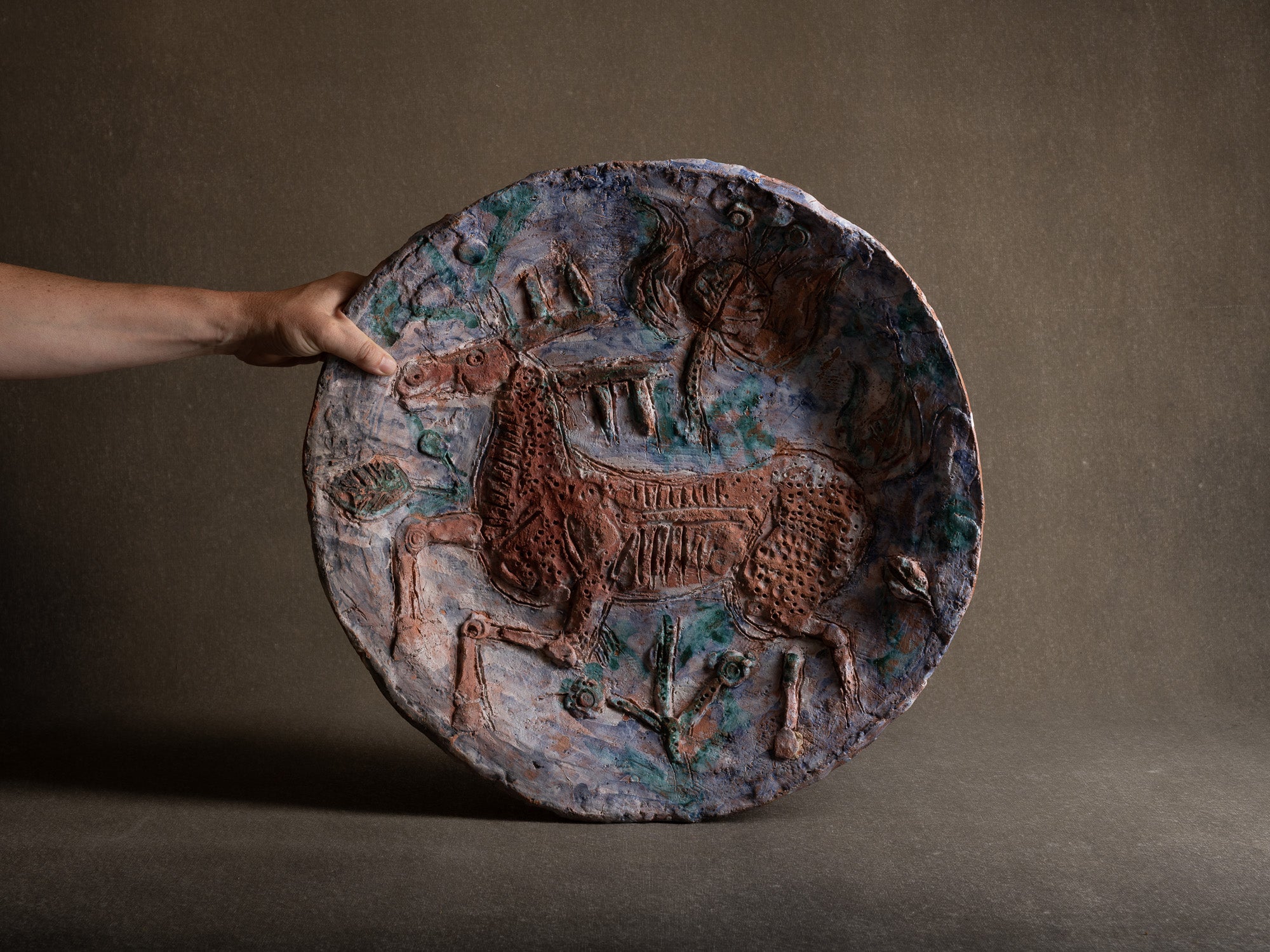 Exceptionnelle coupe / plat mural de Boris Kassianoff à Vallauris, France (vers 1958)..Oustanding huge wall hanging Vallauris earthenware bowl by Boris Kassianoff, France (circa 1958)