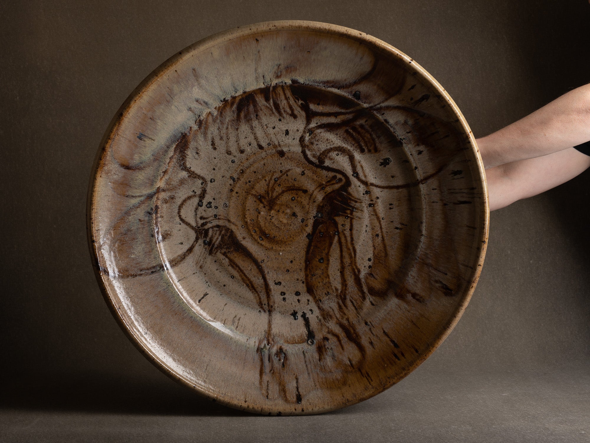 Exceptionnelle coupe à décor animalier de Janet Stedman à La Borne, France (1979)..Outstanding large bowl "bull" by Janet Stedman at La Borne, France (1979)