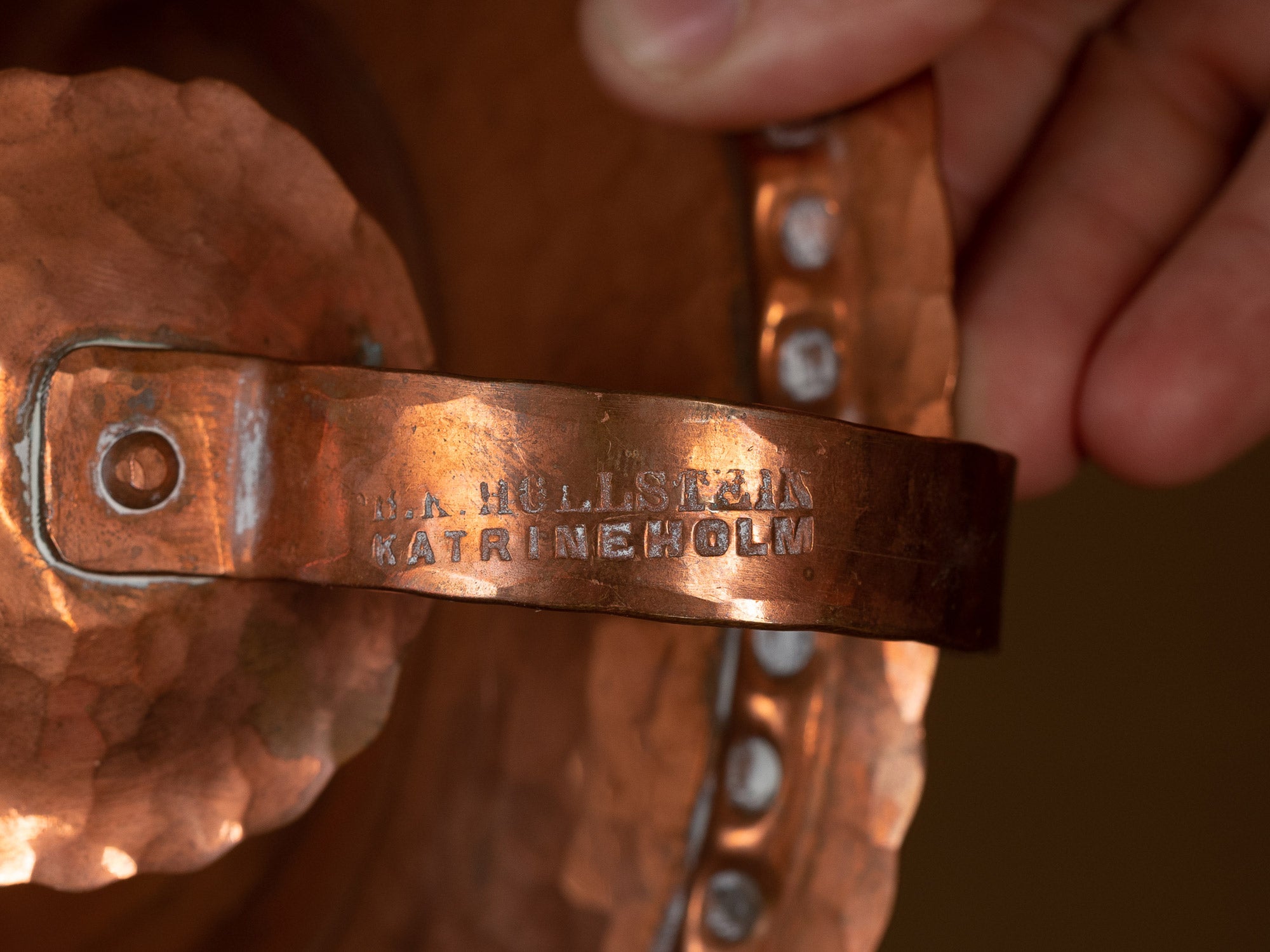 Rare paire de miroirs d'appliques en cuivre par B.K. Hollstein, Suède (vers 1900)..Set of 2 folk copper wall hanging candle holders by B.K. Hollstein, Sweden (ca. 1900)