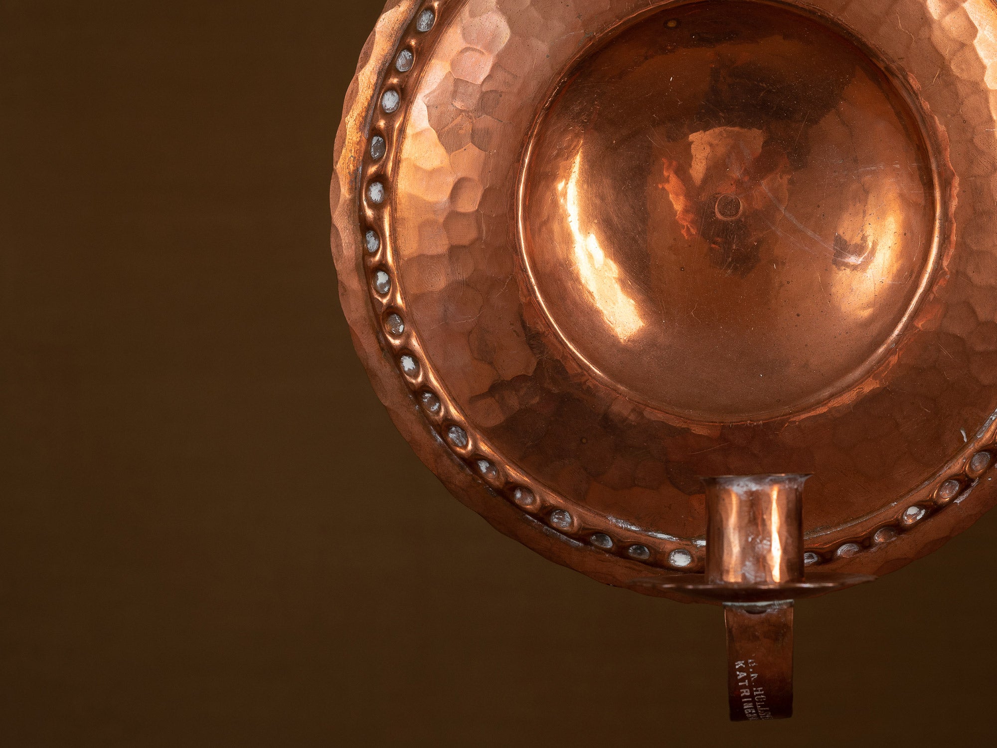 Rare paire de miroirs d'appliques en cuivre par B.K. Hollstein, Suède (vers 1900)..Set of 2 folk copper wall hanging candle holders by B.K. Hollstein, Sweden (ca. 1900)