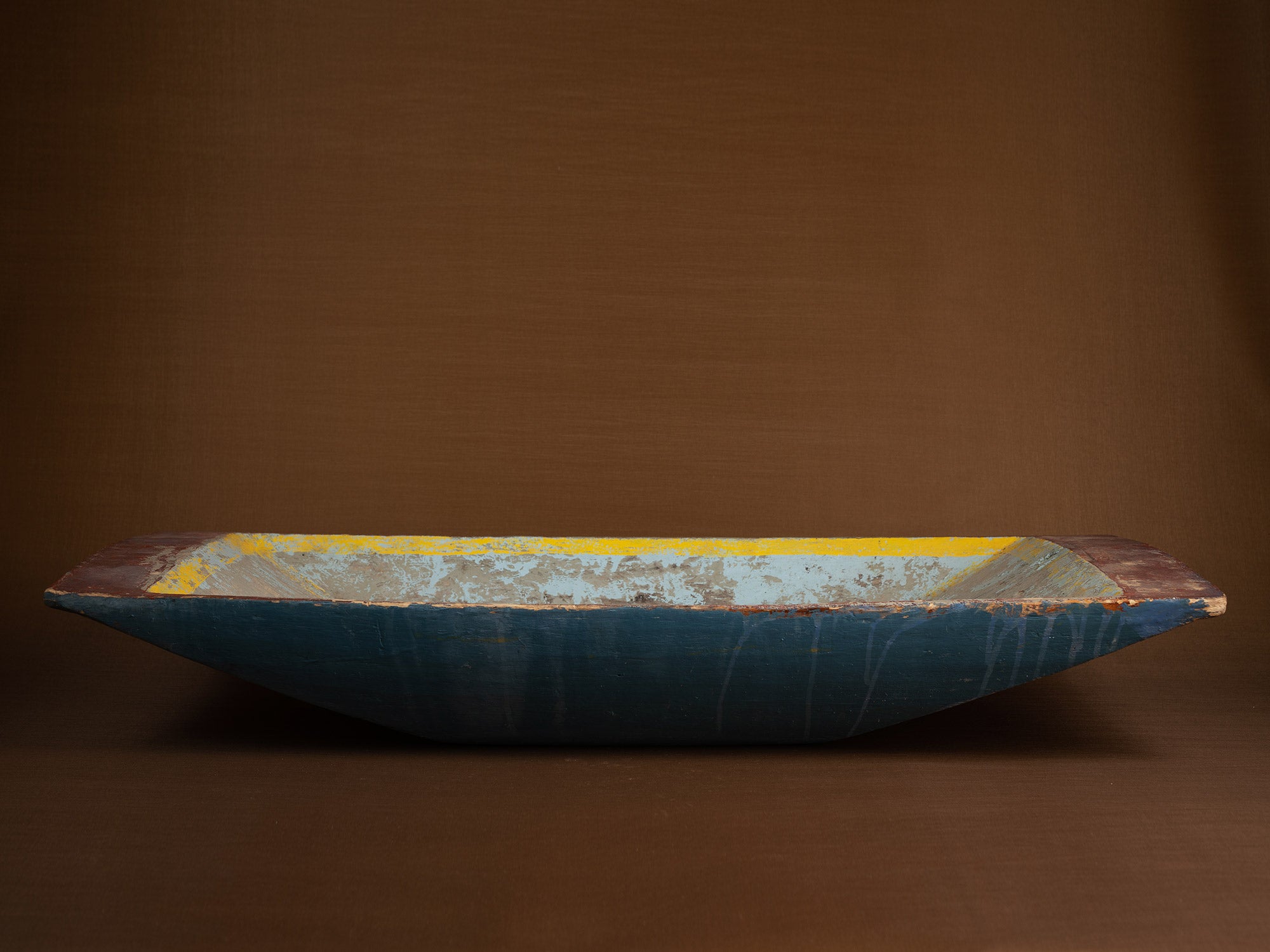 Très grande coupe paysanne / pétrin monoxyle en bouleau polychrome, Suède (mitan du XIXe siècle)..Large peasant art birch bread bowl, Sweden (mid-19th century)